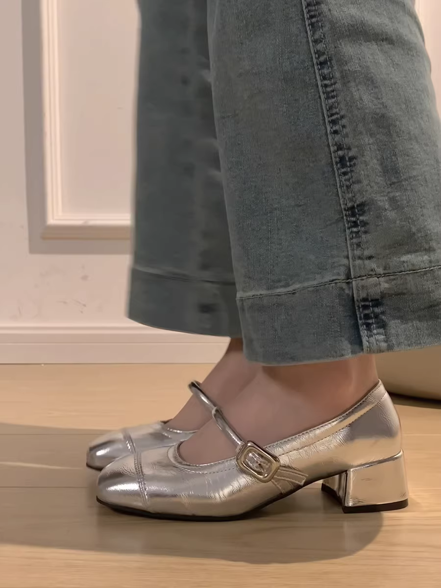 Giày Mary Jane nữ cổ điển, màu bạc, mũi vuông, gót thấp thô, kiểu mới mùa thu 2025, thích hợp phối cùng chân váy.