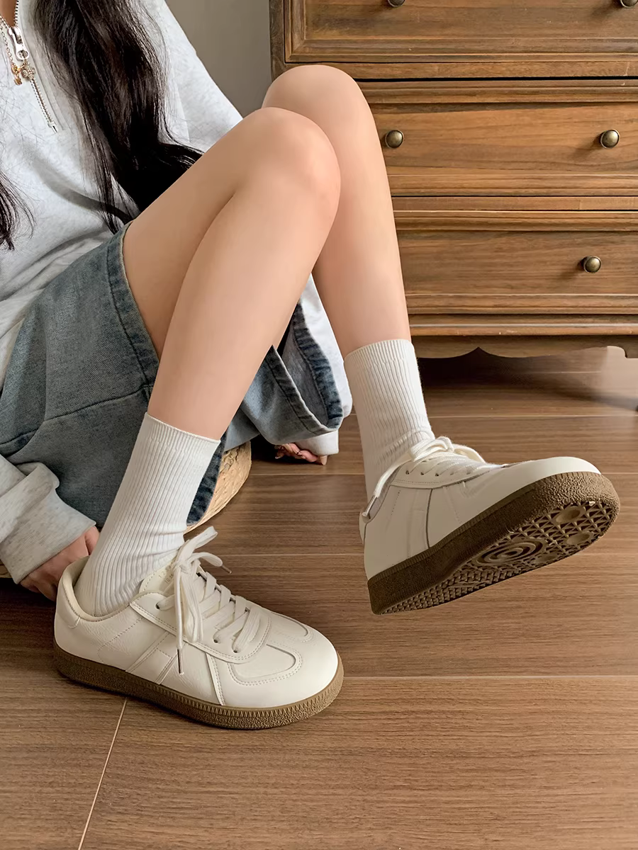 Giày thể thao nữ đế dày kiểu cổ điển Đức, màu trắng, mùa thu mới 2025, đa năng, phong cách thường ngày, cổ thấp.