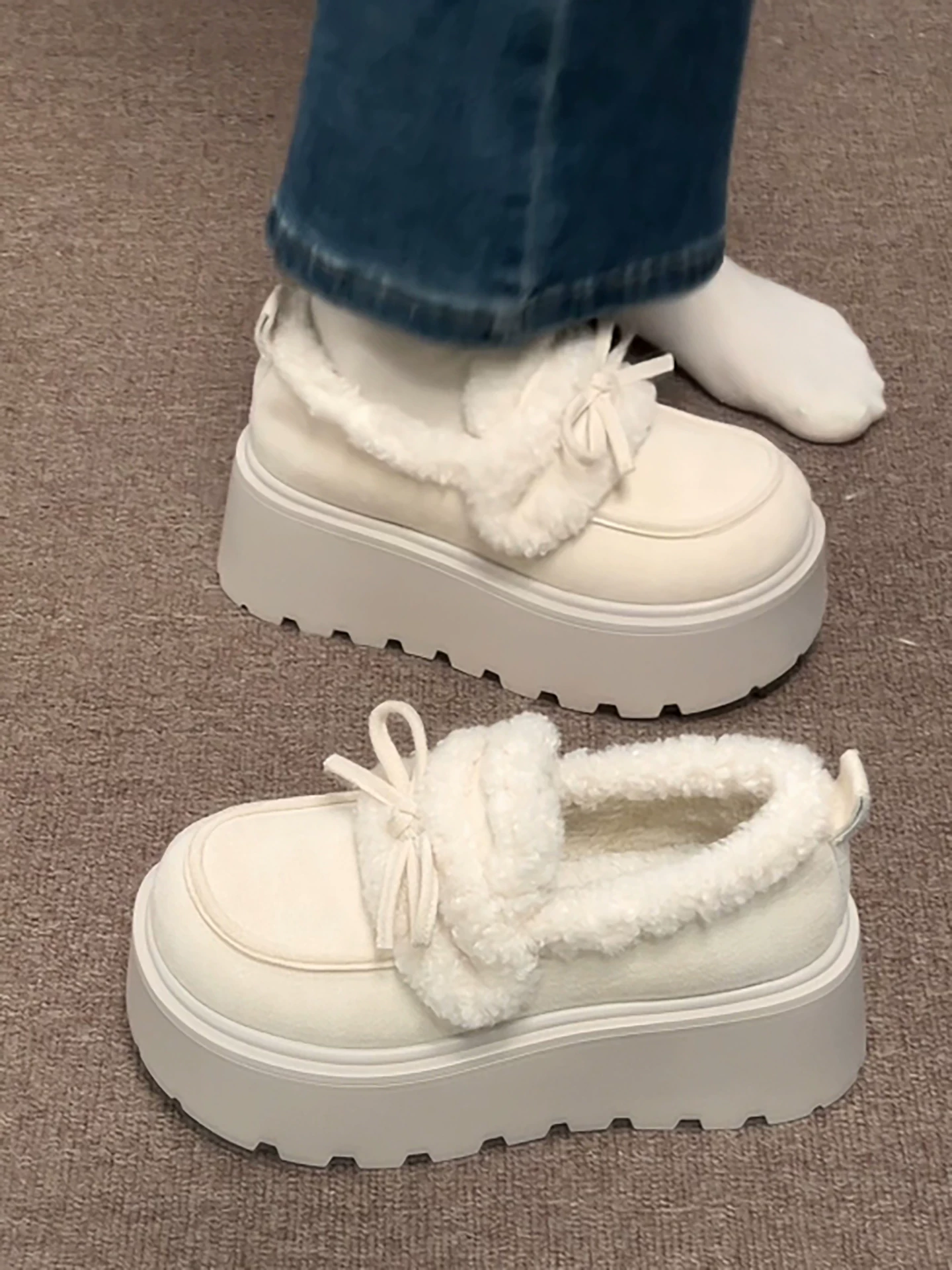 Giày bông tuyết đế dày cổ điển màu trắng dành cho nữ, mặc ngoài trời mùa đông, giày Birkenstock ấm áp chống trượt mới năm 2025.