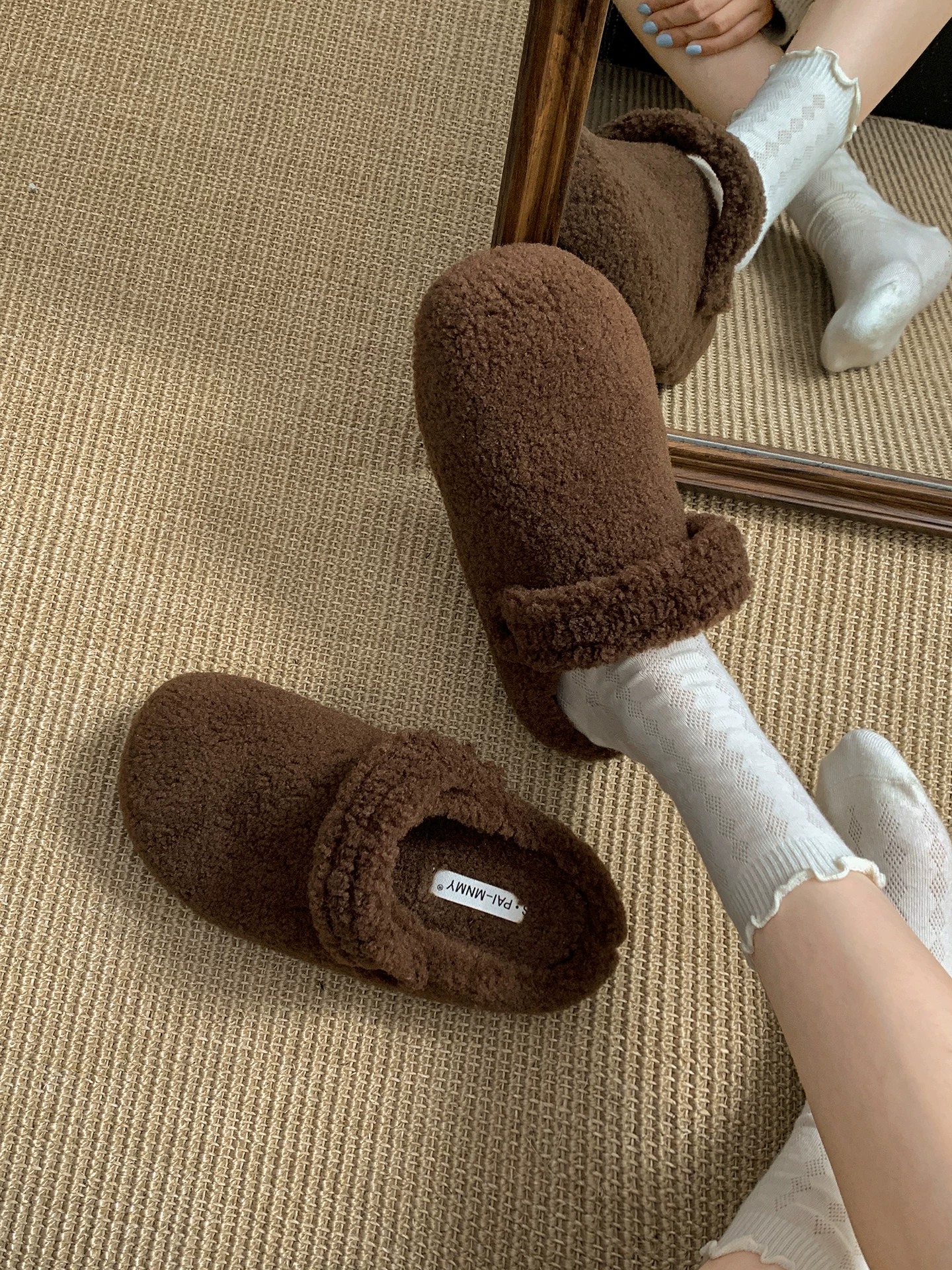 Dép lông dày đế dày Nan Zai Nanbian màu trắng dành cho nữ, thích hợp để mang ngoài trời, dép lông phong cách Birkenstock mới mùa thu năm 2025.