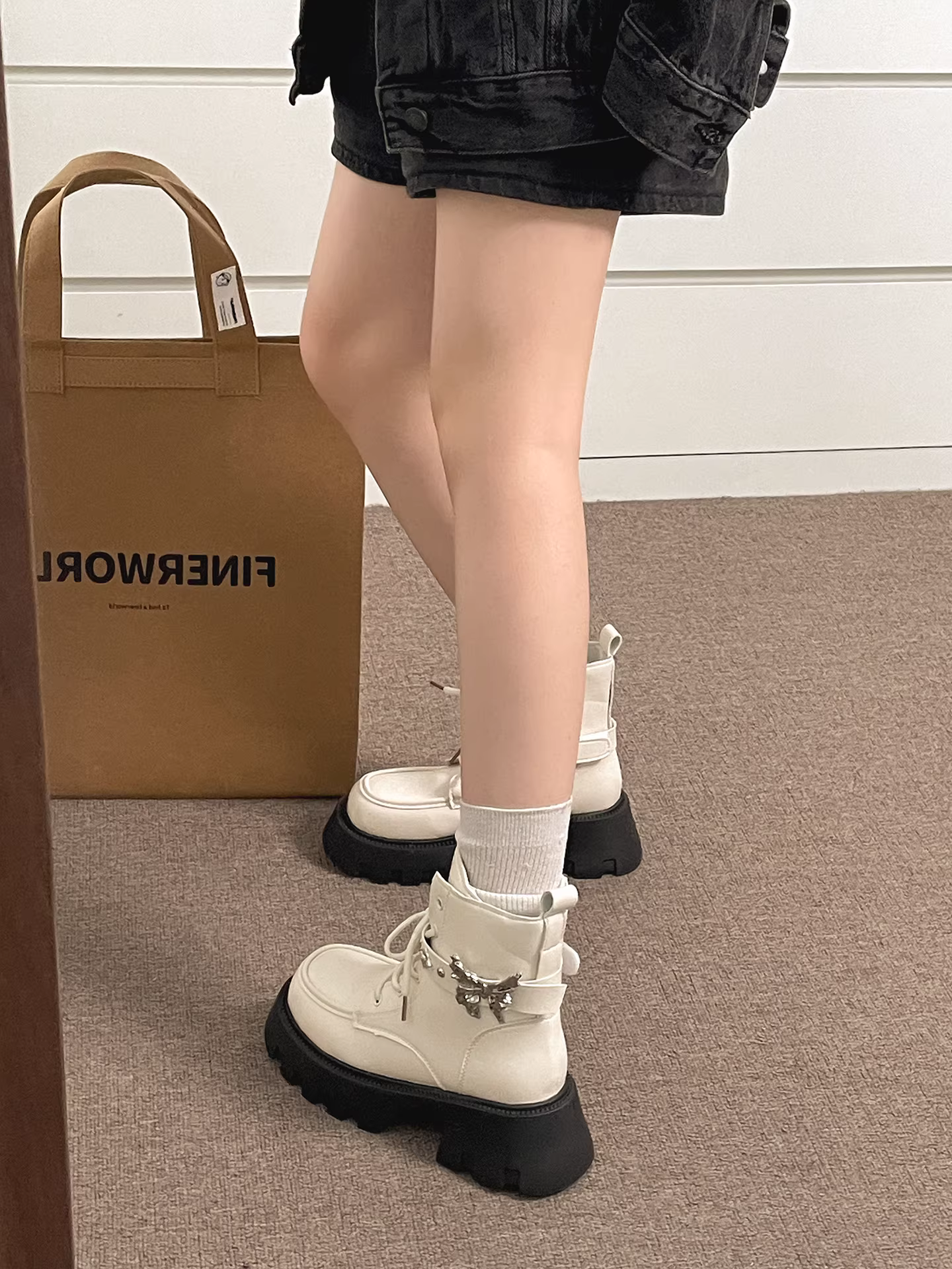 Giày bốt Martin đế dày đa năng kiểu Anh đen dành cho nữ nhỏ nhắn, mẫu mới thu đông 2025, đế mềm tăng chiều cao.