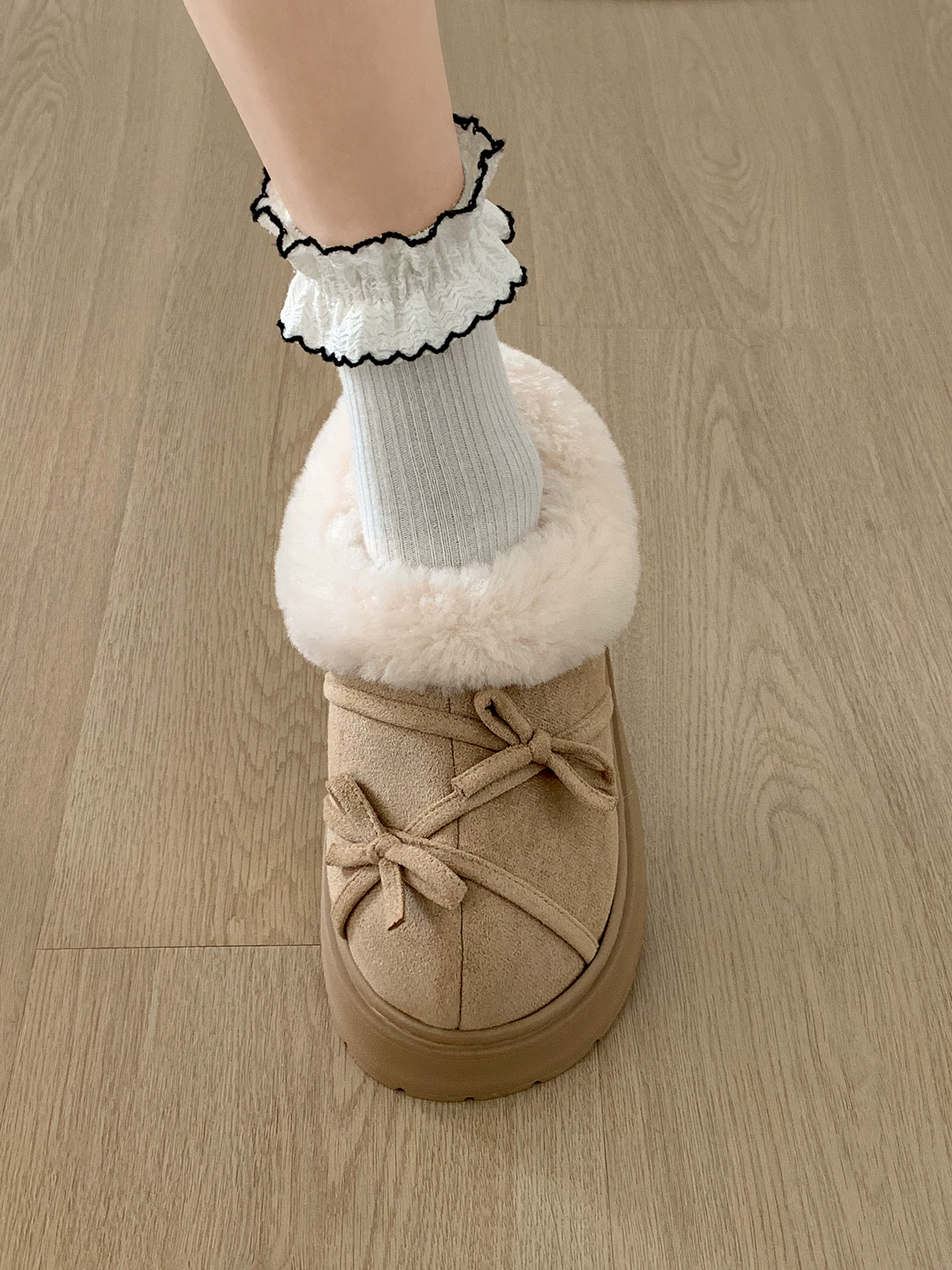 Đôi dép lông dày đế chống trơn kiểu retro phổ biến dành cho nữ, thích hợp để mang ngoài trời, dép bông đế mềm tăng chiều cao đa năng mùa thu đông 2025.