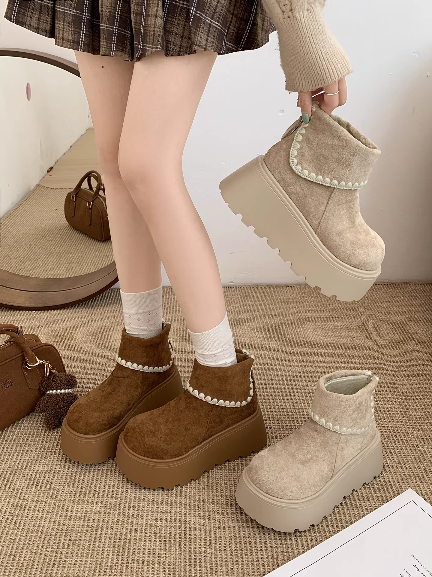 Giày bốt nữ đế dày cao cấp kiểu retro, tăng chiều cao, mẫu mới thu đông 2025, kiểu dáng thon gọn màu trắng