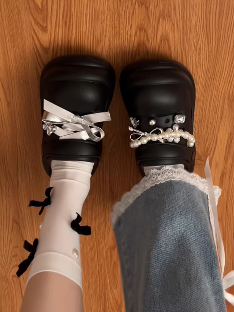 Dép đế xuồng đen phối chân váy, sandal nữ mùa hè 2025 mới, tăng chiều cao, đi ngoài trời, mũi kín