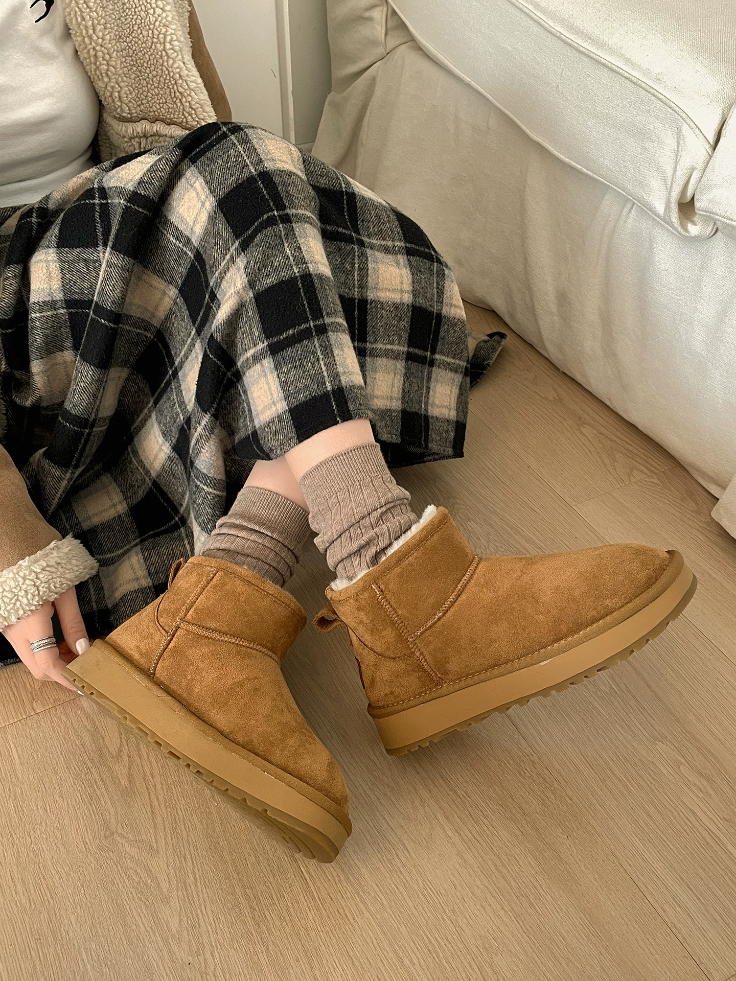 Giày bốt tuyết nữ đế dày lót lông cừu màu nâu cổ điển, kiểu Birkenstock, giữ ấm mùa đông 2025, tăng chiều cao, chất liệu cotton Đông Bắc