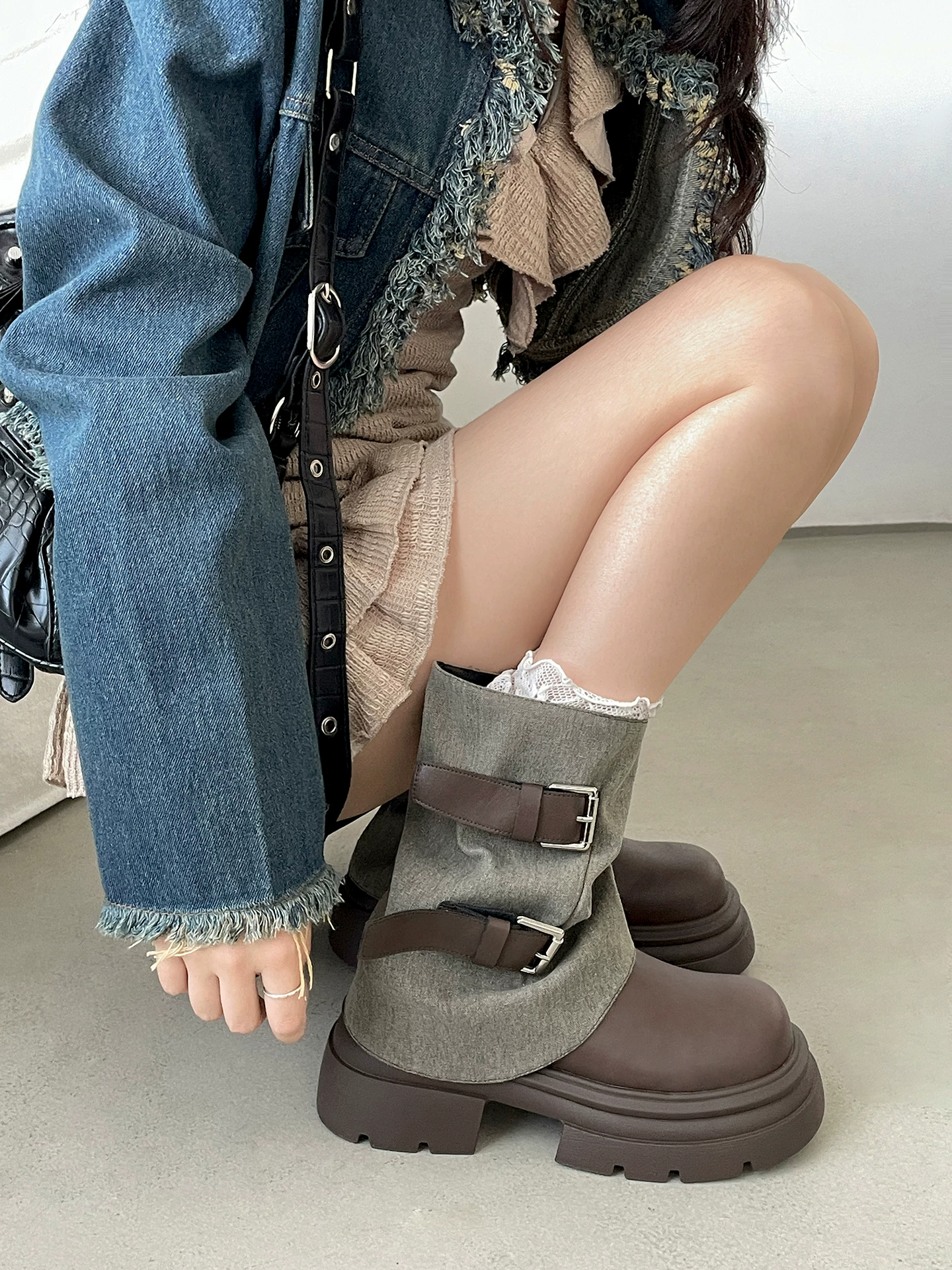 Giày bốt Martin đế dày kiểu Anh cổ điển màu đen dành cho nữ, giày bốt ngắn tăng chiều cao lót lông cừu mùa thu đông mới năm 2025.