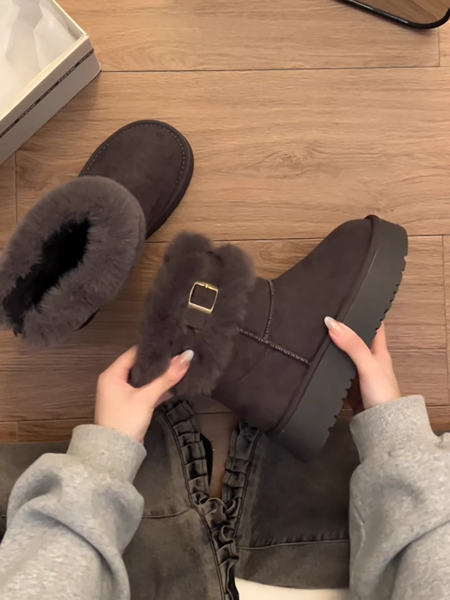 Giày bốt đi tuyết lót lông, đế dày, chống trơn trượt, có lông mềm mại dành cho nữ, kiểu Birkenstock, giữ ấm mùa đông 2025.