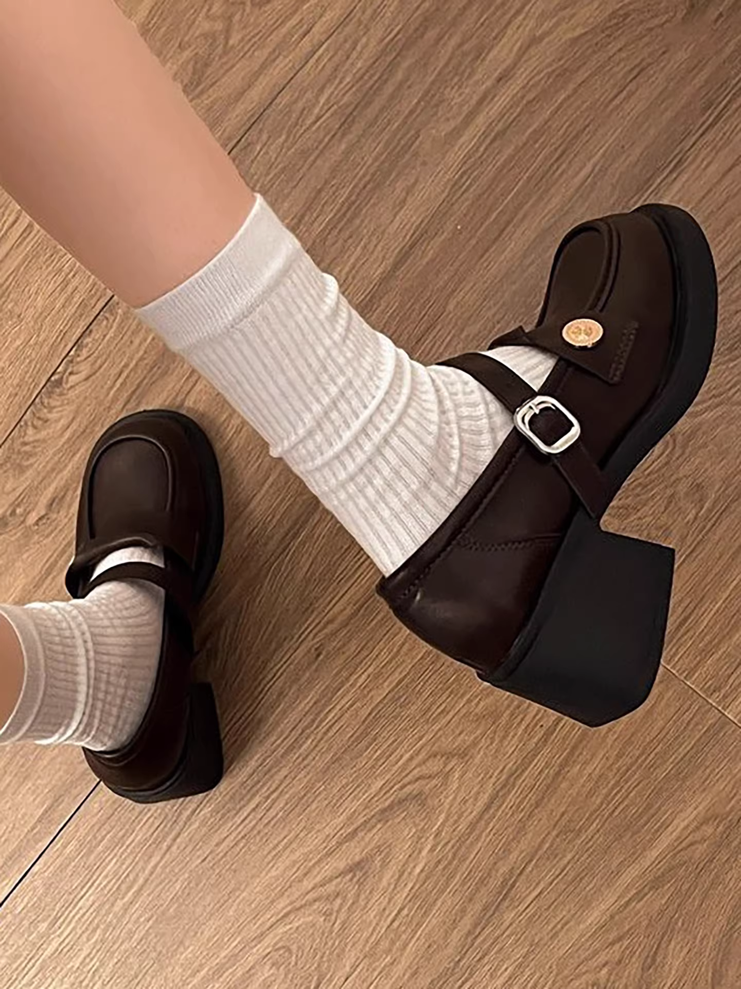 Giày da nữ đế thô kiểu retro đen, kiểu dáng thu mới 2025, giày Mary Jane đa năng phối cùng chân váy.