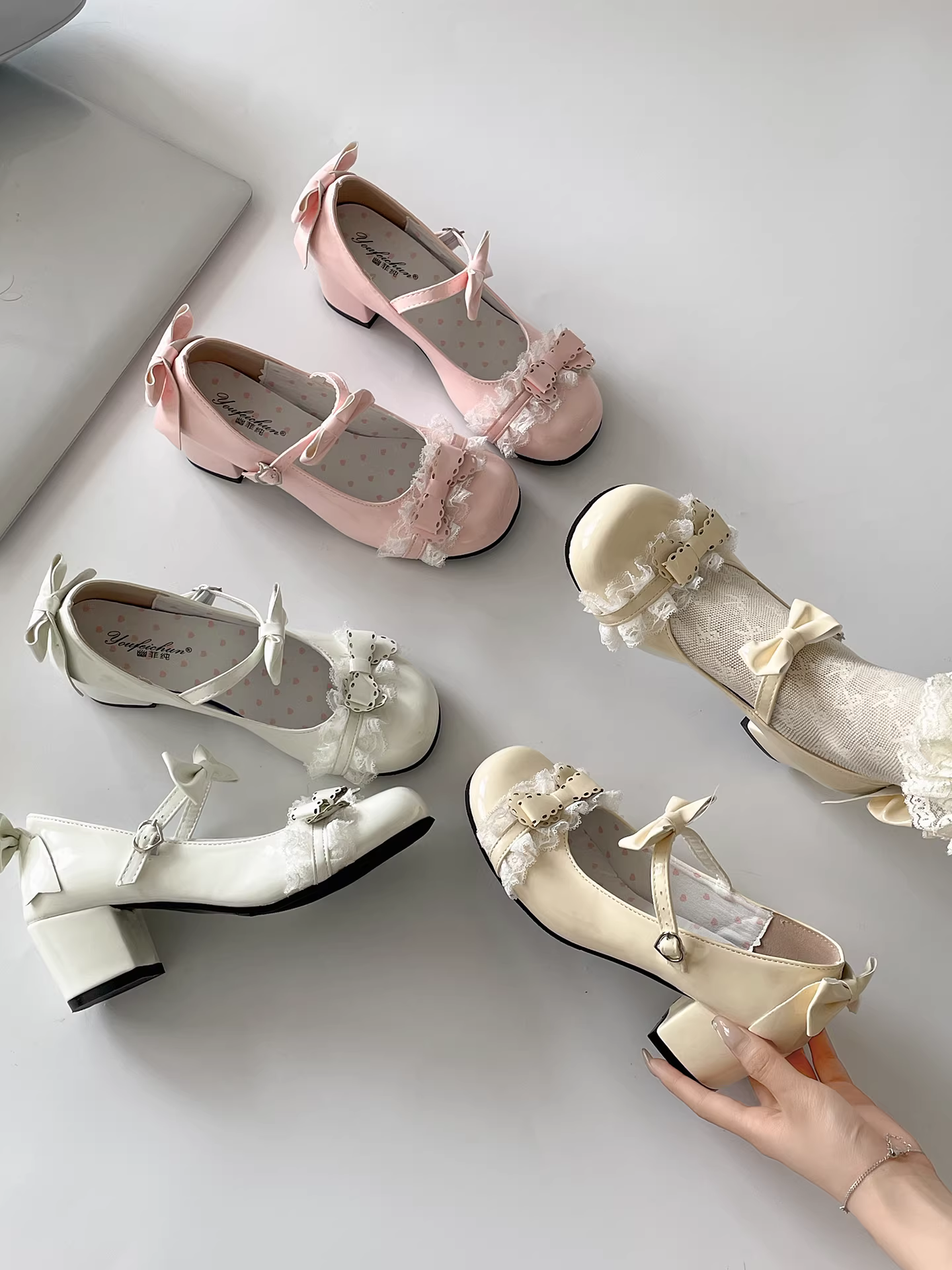 Giày cao gót đế xuồng kiểu tiên nữ Pháp màu trắng dành cho nữ, mẫu mới thu đông 2025, tăng chiều cao ẩn giấu, phù hợp phối cùng chân váy, kiểu giày Mary Jane.