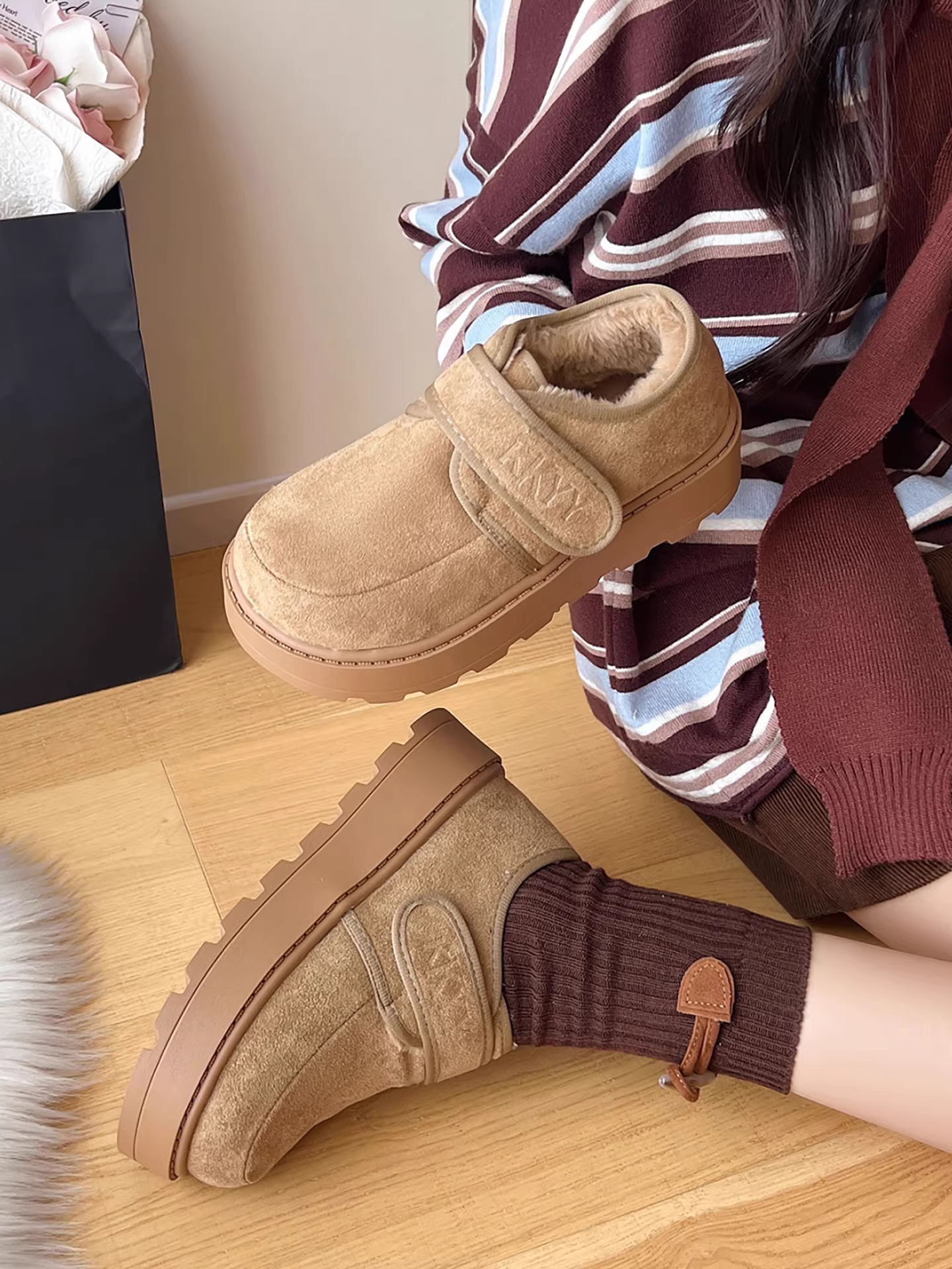 Giày bông tuyết đế dày kiểu Pháp cổ điển màu nâu dành cho nữ, mẫu mới mùa đông 2025, ấm áp, đi ngoài trời, chống trơn trượt, lót lông cừu kiểu Birkenstock.