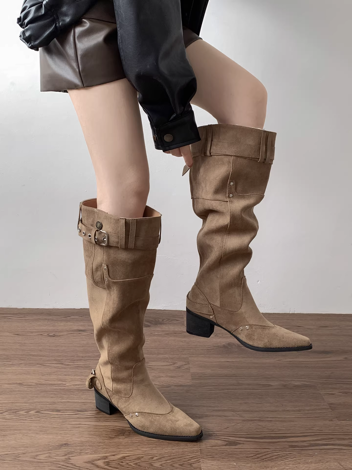 Giày bốt nữ cao gót mũi nhọn đế dày tăng chiều cao kiểu dáng retro, bốt dài mùa thu đông 2025, kiểu dáng ôm dáng, trên gối, kiểu cao bồi miền Tây