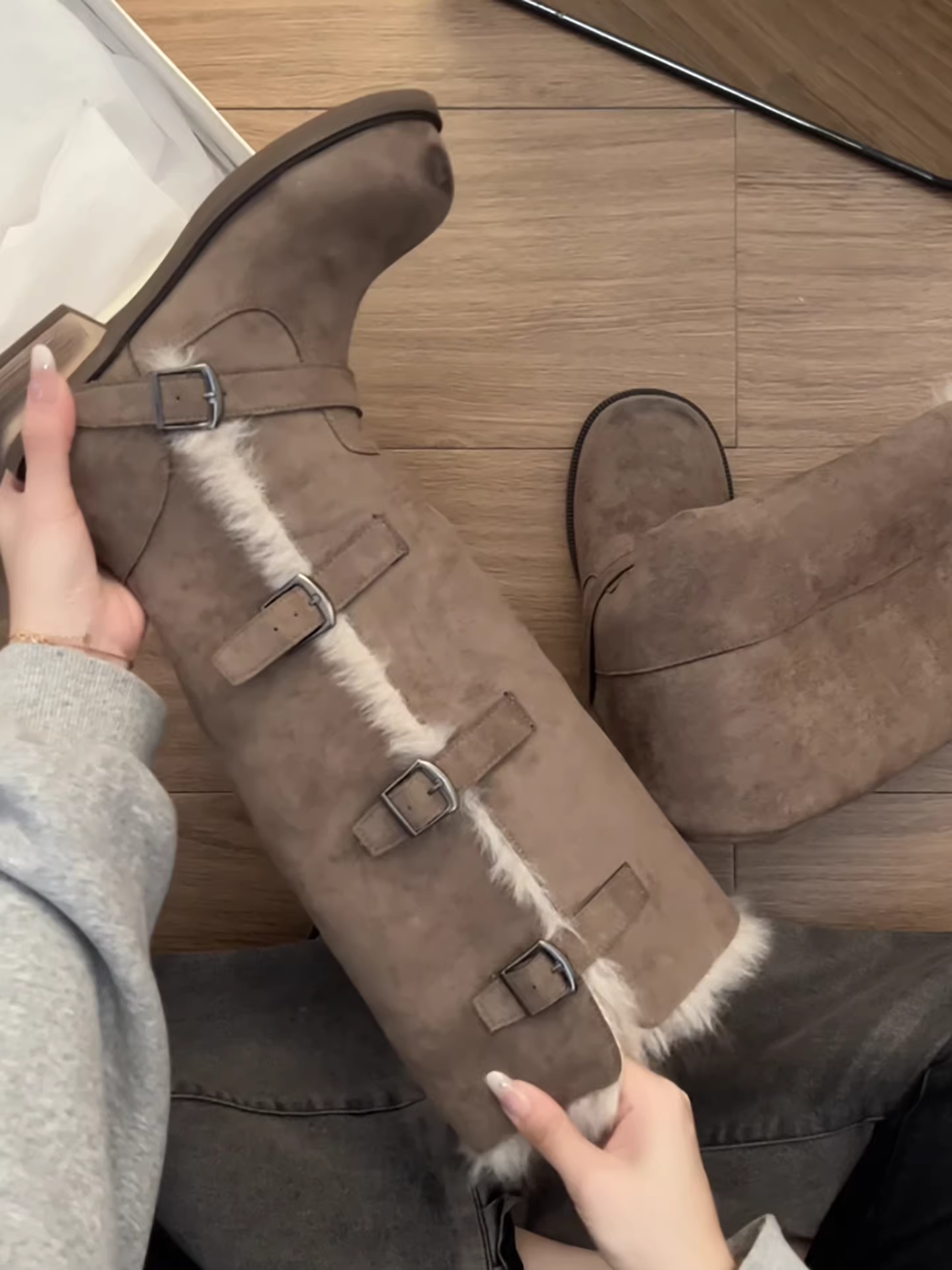 Giày bốt nữ đế dày lót lông cừu, gót chunky, kiểu dáng dài, mùa đông 2025, tăng chiều cao, thon gọn, ấm áp, kiểu retro, chất liệu cotton