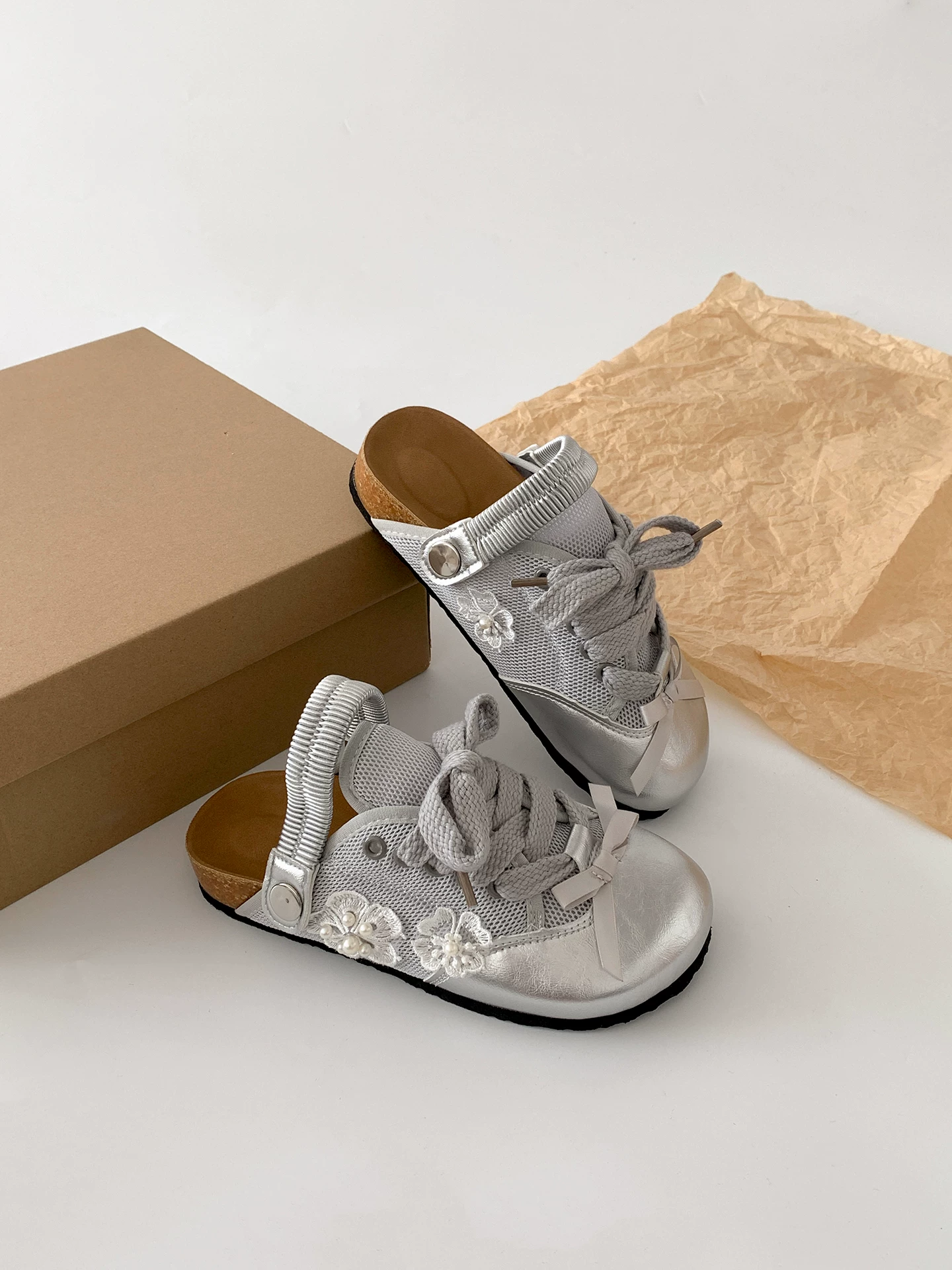 Dép nữ đế xuồng bạc thời thượng, kiểu dáng cổ điển mới mùa thu 2025, thích hợp phối với váy, kiểu dép nửa kín kiểu Birkenstock.