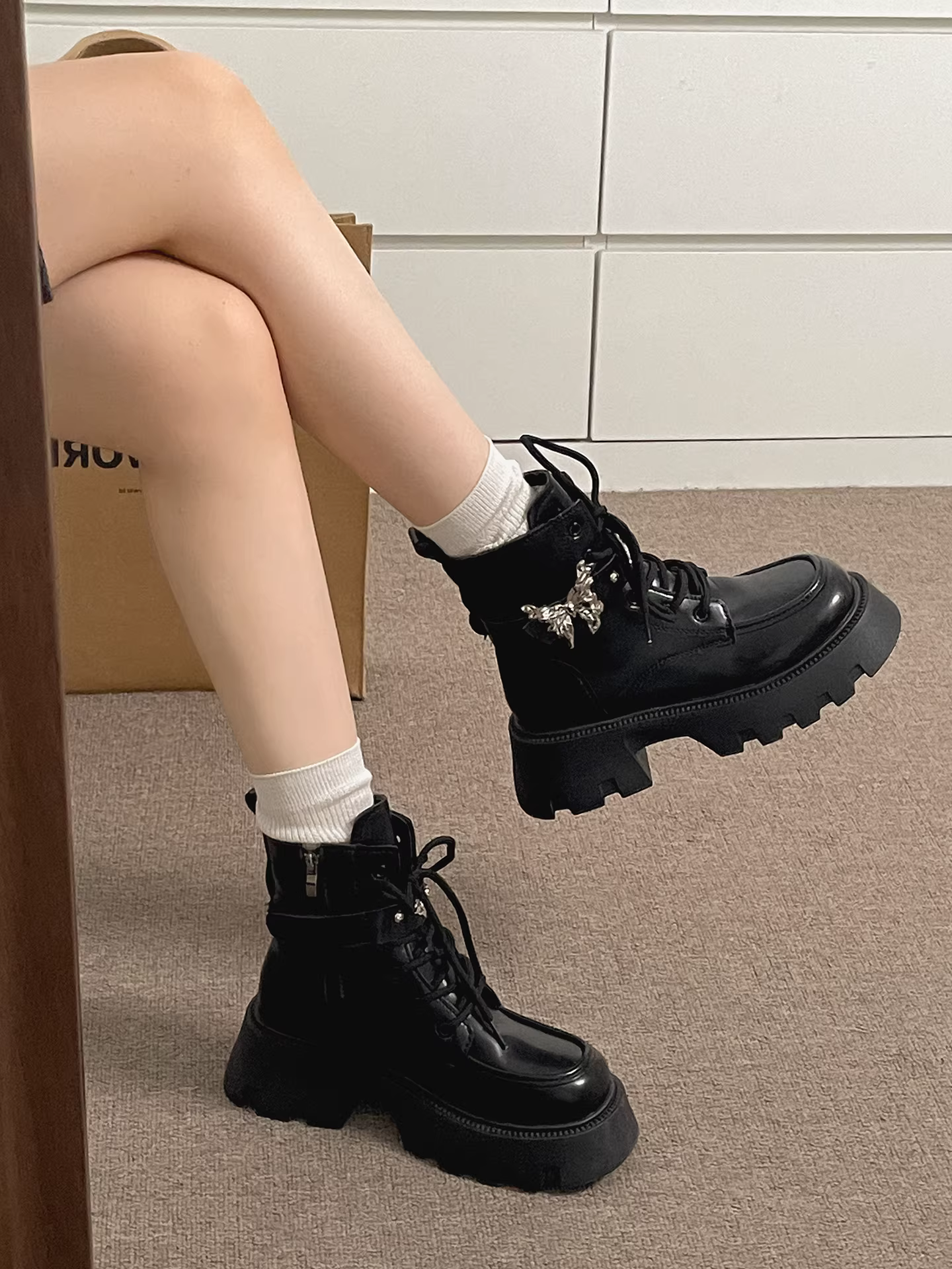 Giày bốt Martin đế dày đa năng kiểu Anh đen dành cho nữ nhỏ nhắn, mẫu mới thu đông 2025, đế mềm tăng chiều cao.