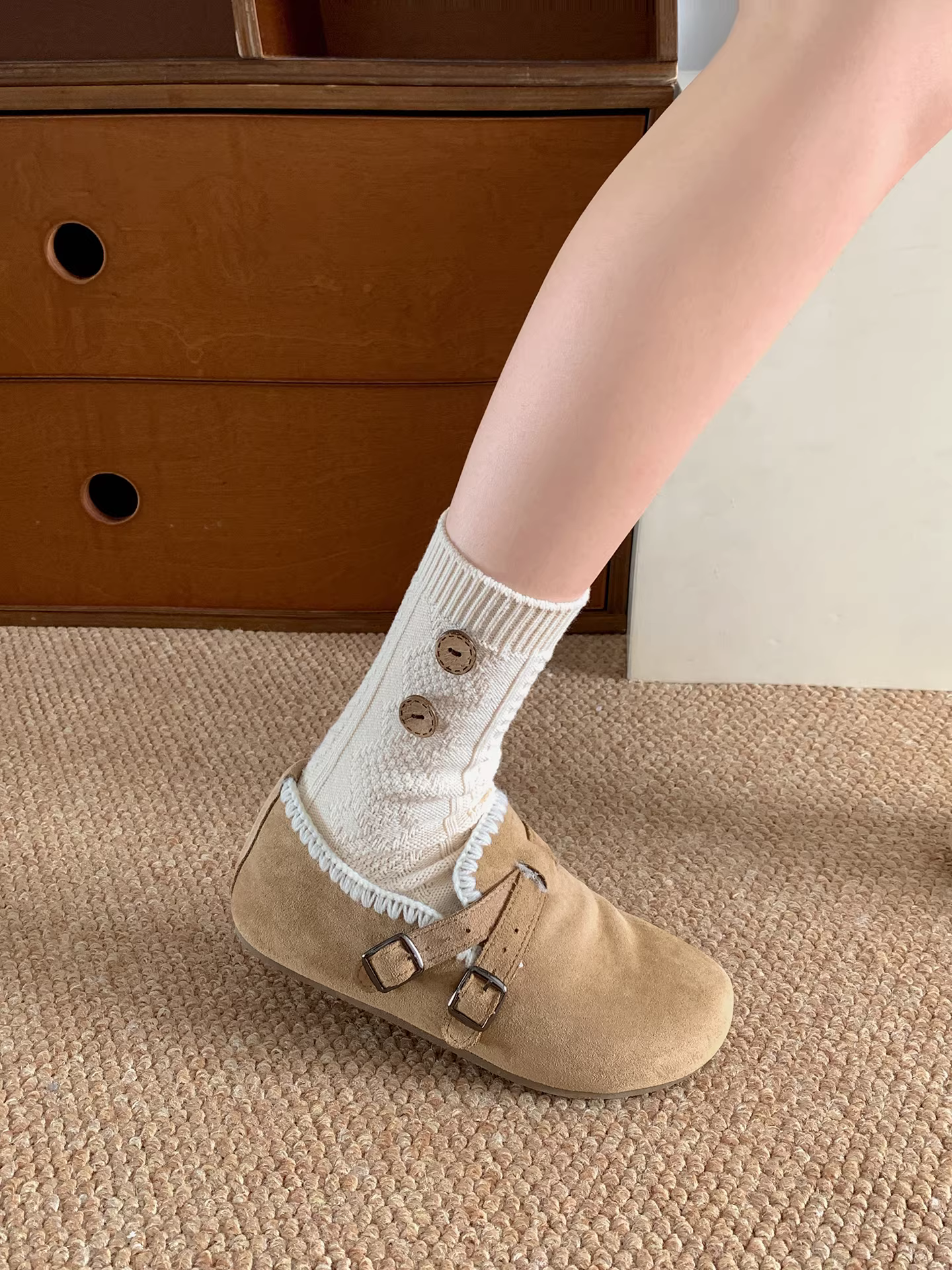 Giày Birkenstock đế dày cổ điển màu trắng, lót lông cừu, dành cho nữ, mẫu mới thu đông 2025, đế mềm, giữ ấm.