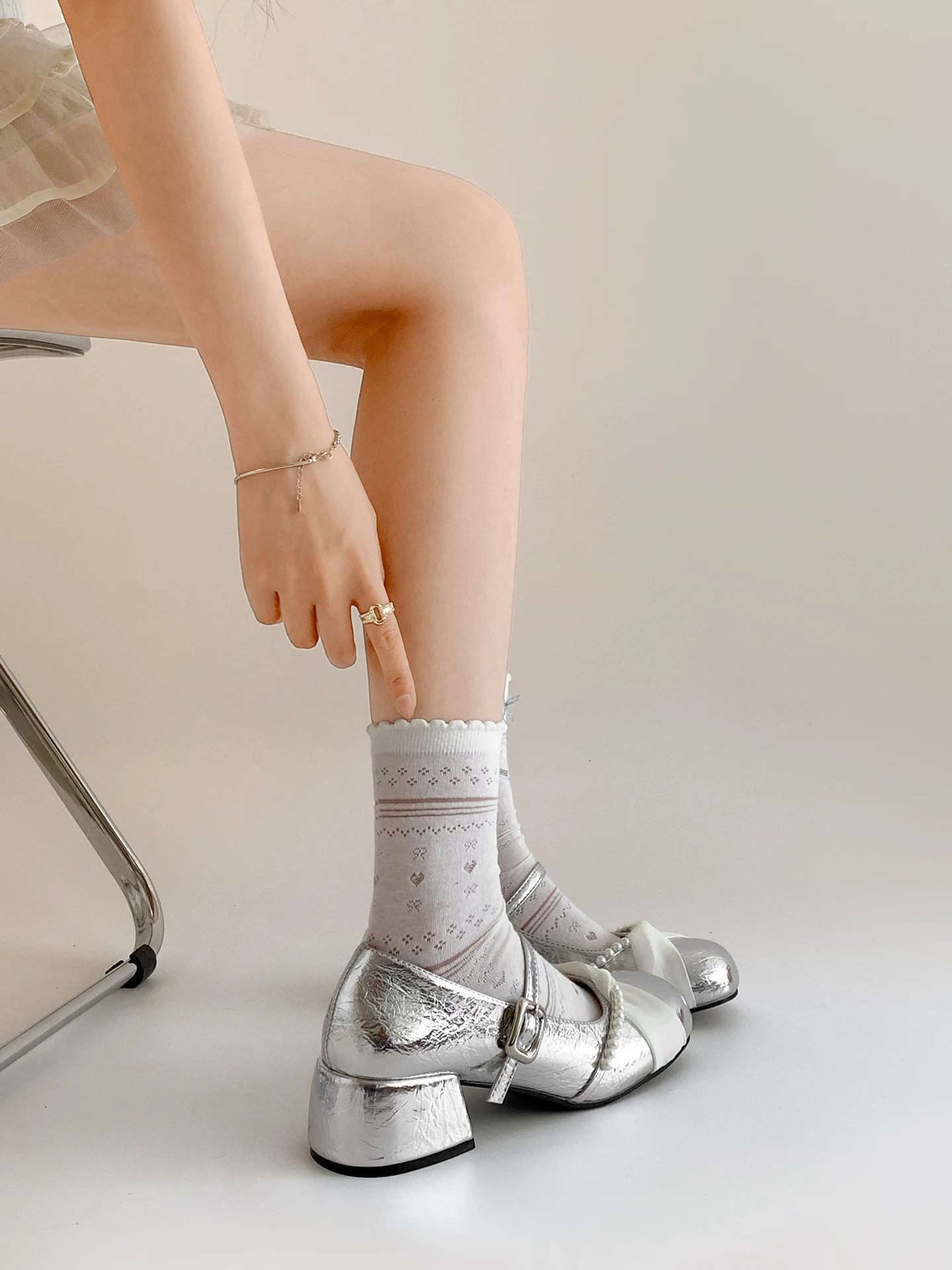 Giày cao gót đế thô kiểu tiên nữ Pháp màu bạc dành cho nữ, kiểu mới mùa thu 2025, phối cùng chân váy, giày Mary Jane cổ điển.