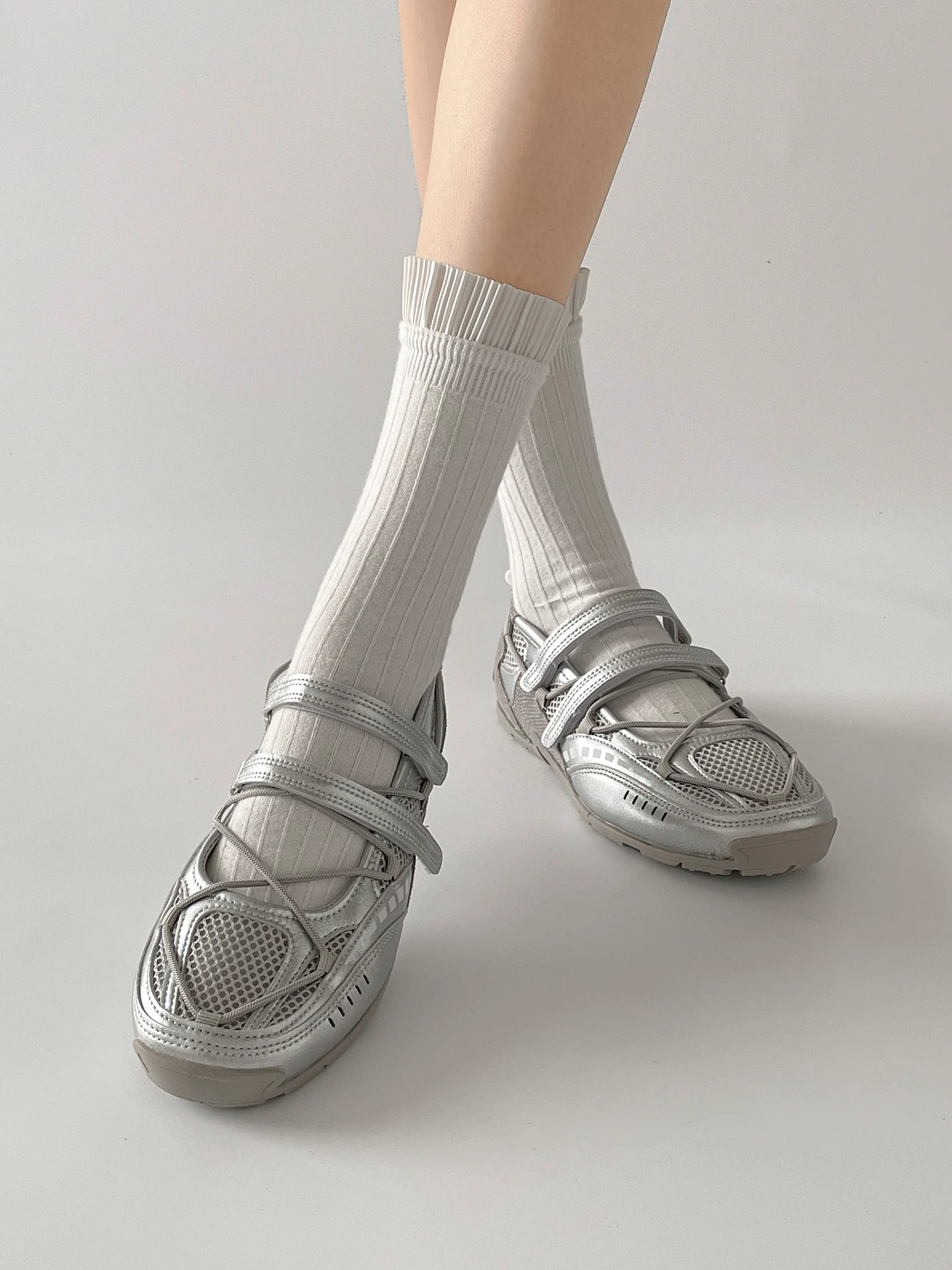 Giày thể thao Mary Jane đế bằng màu bạc cổ điển dành cho nữ, kiểu mới mùa thu 2025, đa năng phối với chân váy, giày tập luyện kiểu Đức.