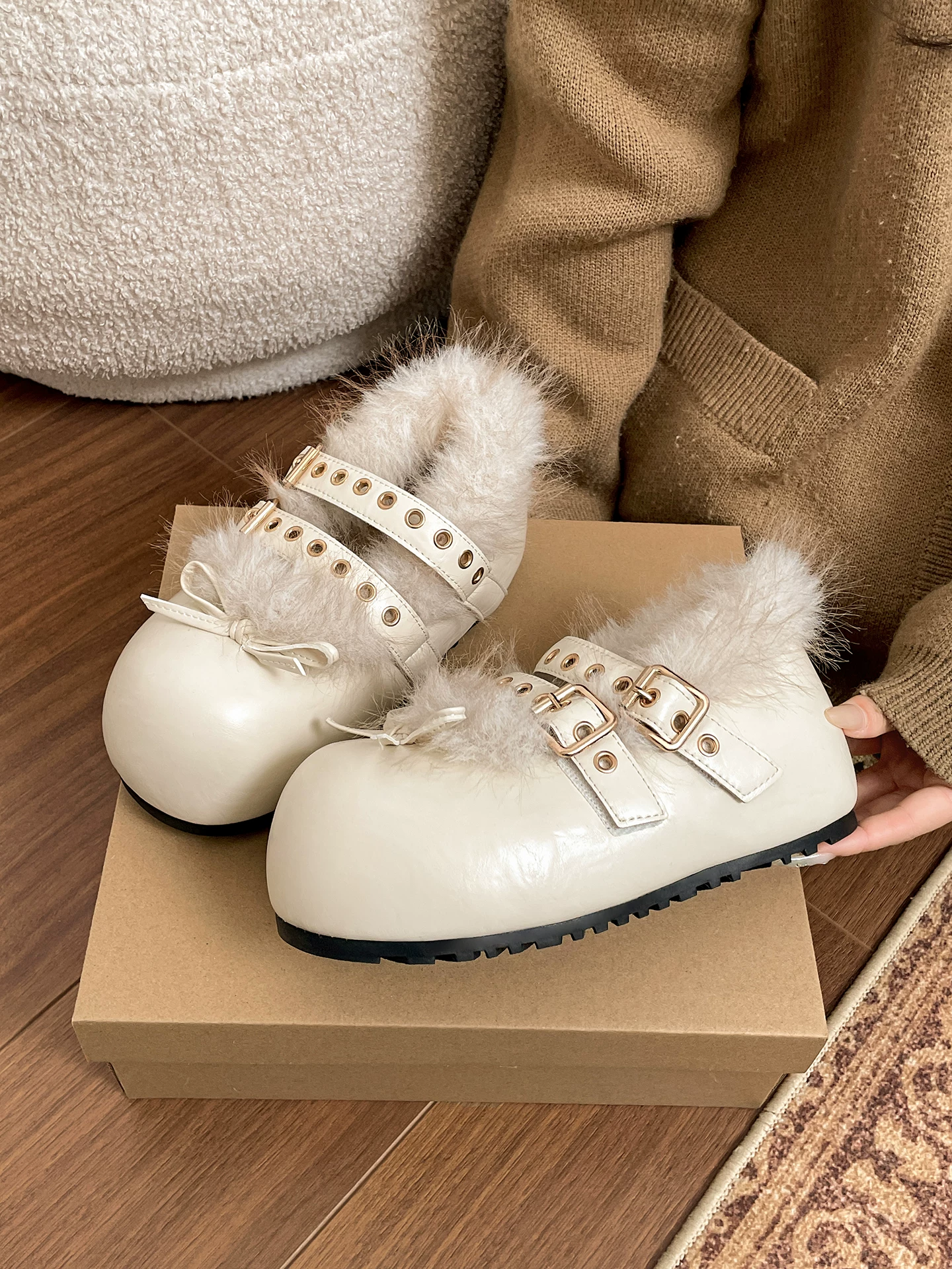 Giày cotton đế dày lót lông phong cách Pháp màu trắng dành cho nữ, mẫu mới mùa đông 2025, đi ngoài trời, giày Mary Jane lông ấm áp.