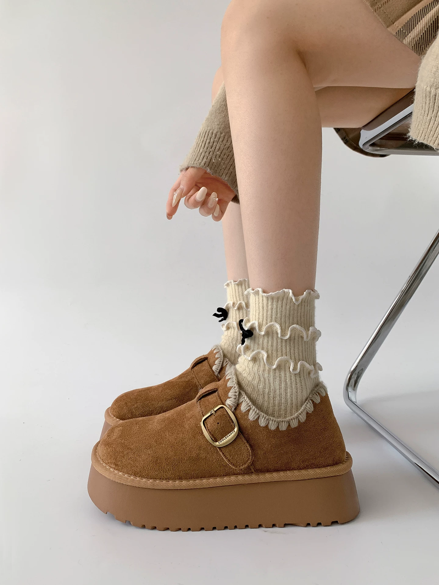 Giày kiểu Birkenstock đế dày phong cách retro lót lông cừu dành cho nữ, trang phục ngoài trời mùa thu đông mới năm 2025, tăng chiều cao, chống trơn trượt, giày bông giữ ấm đi tuyết.