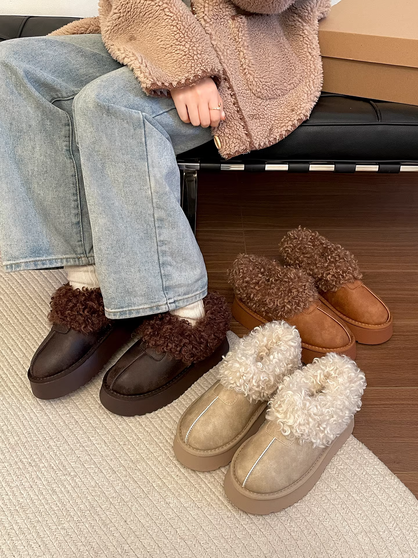 Giày bốt tuyết đế dày cổ điển màu trắng dành cho nữ, giày bông lông dày giữ ấm mùa đông mới năm 2025.