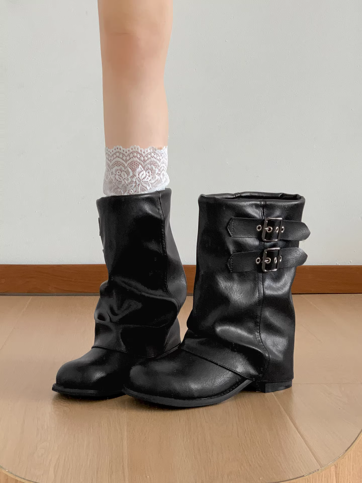 Giày bốt Martin đế thô kiểu Anh cổ điển màu đen dành cho nữ, phong cách Thu/Đông 2025 mới, phối cùng chân váy, kiểu dáng thoải mái.