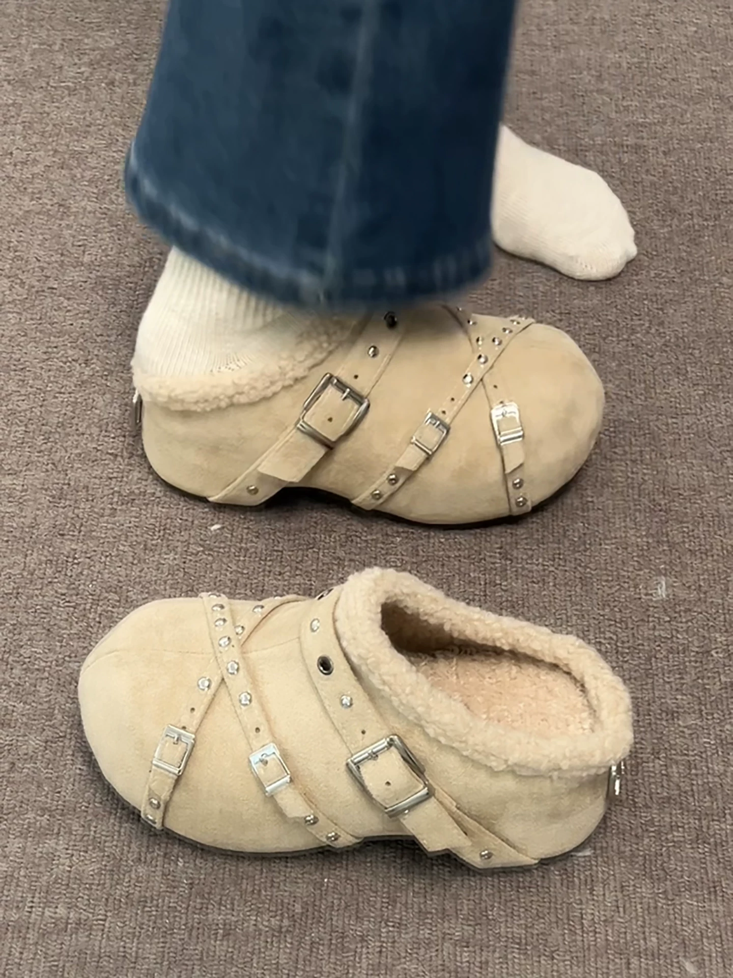 Giày Birkenstock đế dày lót lông cừu đen giữ ấm dành cho nữ, mẫu mới mùa đông 2025, đi ngoài trời, tăng chiều cao, dép bông mềm mại