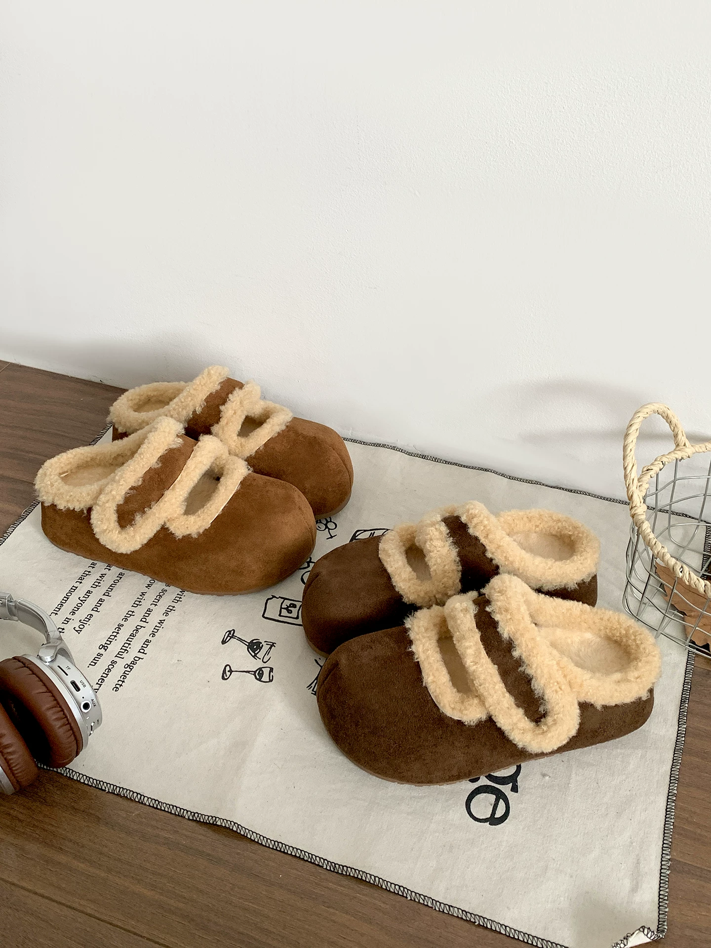 Giày Birkenstock đế dày chống trơn lót nhung kiểu cổ điển dành cho nữ, mẫu mới mùa đông 2025, dép bông lông giữ ấm tăng chiều cao