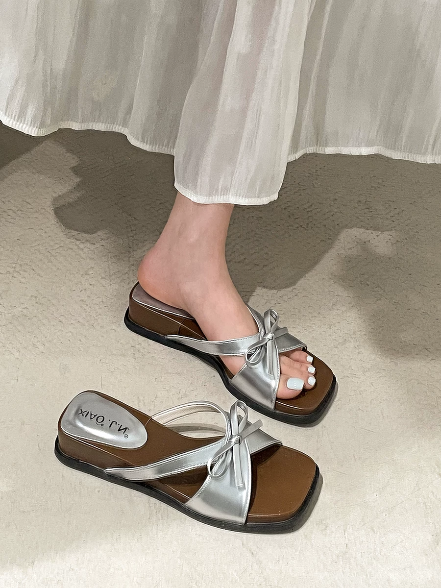 Dép quai ngang trắng retro thời thượng dành cho nữ, kiểu dáng mùa hè 2025 mới, tăng chiều cao, phù hợp với chân váy, dép đế dày.