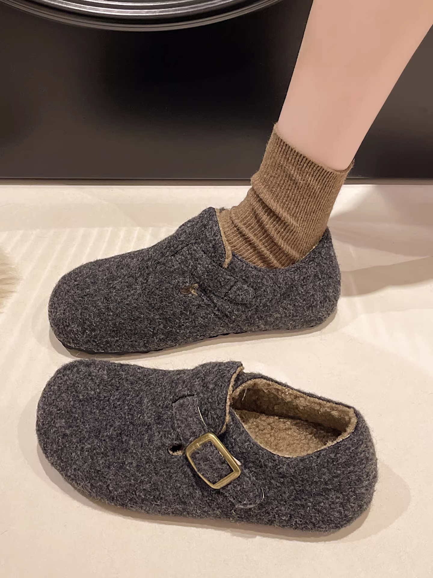 Giày Birkenstock đế dày màu nâu cổ điển, che kín toàn bộ bàn chân dành cho nữ, kiểu thu đông 2025 mới, phối cùng chân váy, giày cotton lót lông cừu.