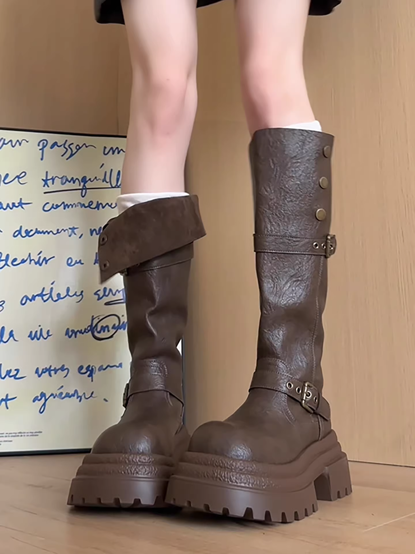 Giày bốt nữ đế dày kiểu Anh cổ điển màu đen, tăng chiều cao, kiểu dáng dài, mùa thu đông 2025, phối chân váy, kiểu giày hiệp sĩ