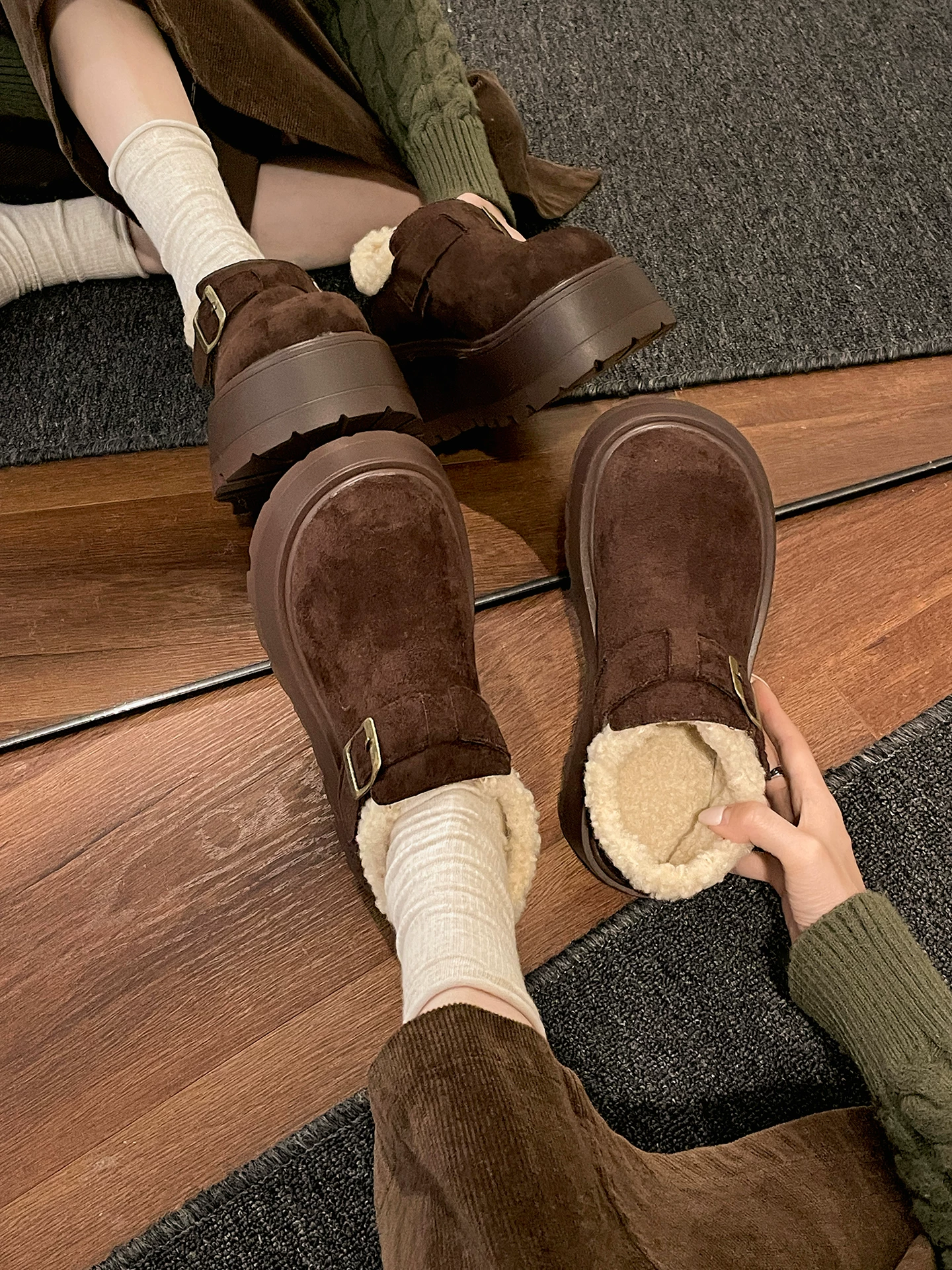 Giày Birkenstock nữ mùa đông 2025 kiểu Pháp cổ điển màu vàng nhạt, đế dày bằng nhung, chất liệu len cotton giữ ấm, chống trơn trượt, kiểu dáng toàn diện.