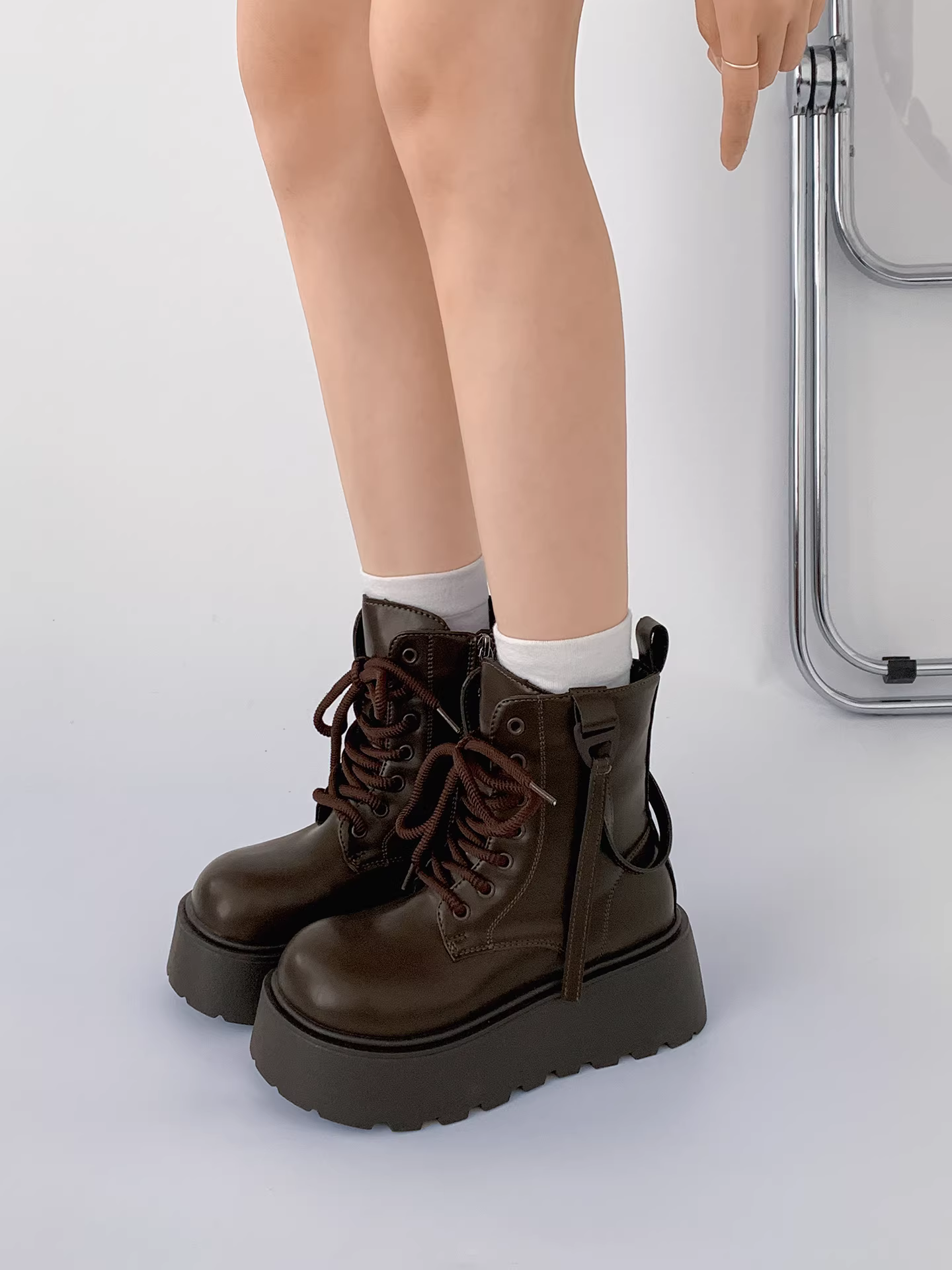 Giày bốt nữ đế dày phong cách Anh cổ điển màu đen, kiểu cao cấp mùa thu đông 2025, phối chân váy và bốt nhung ngắn