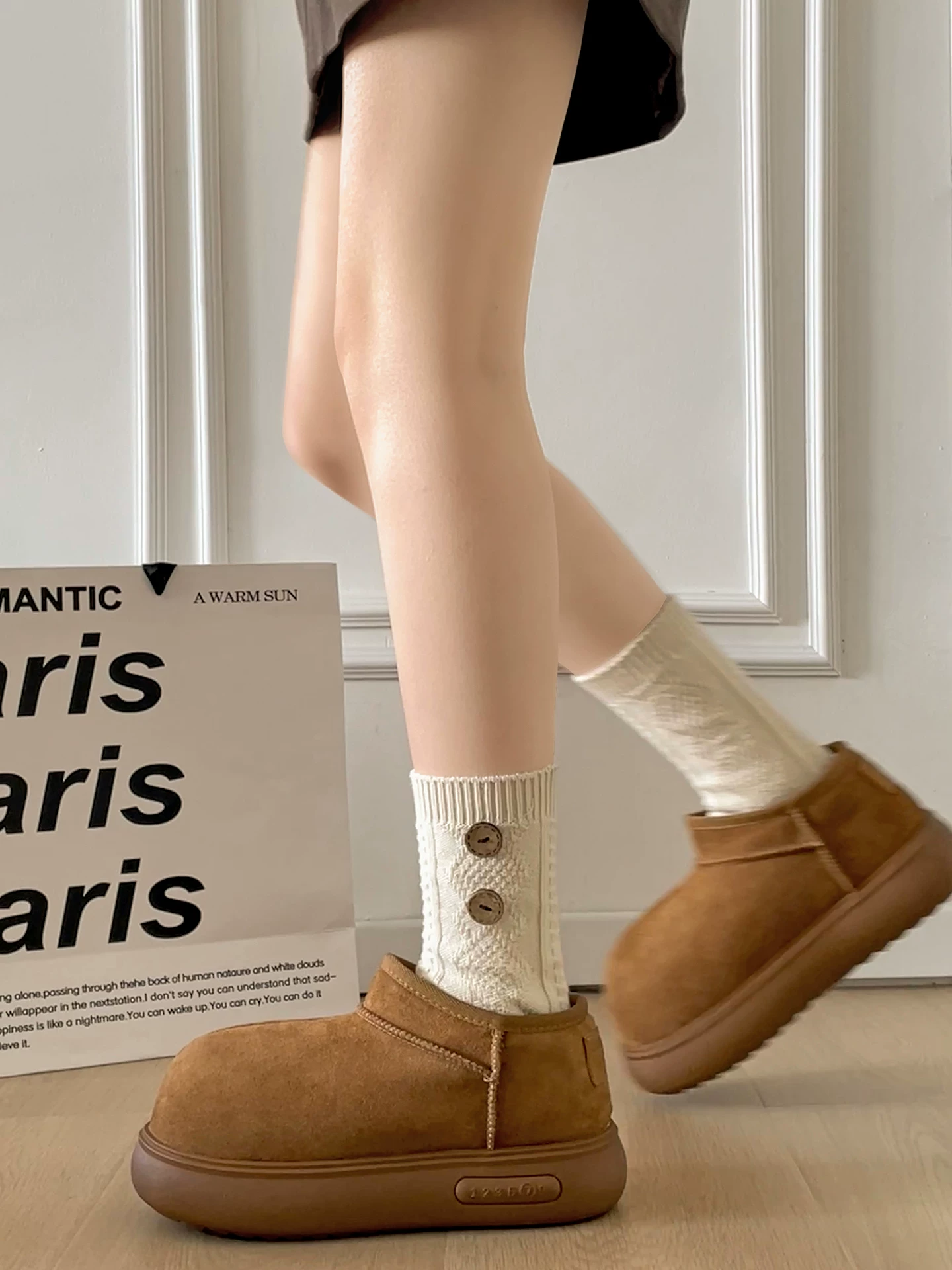 Giày bốt đi tuyết đế dày, lót lông cừu, giữ ấm, tăng chiều cao dành cho nữ, giày cotton kiểu Birkenstock lót lông dày dặn chống trơn trượt mùa đông mới năm 2025.