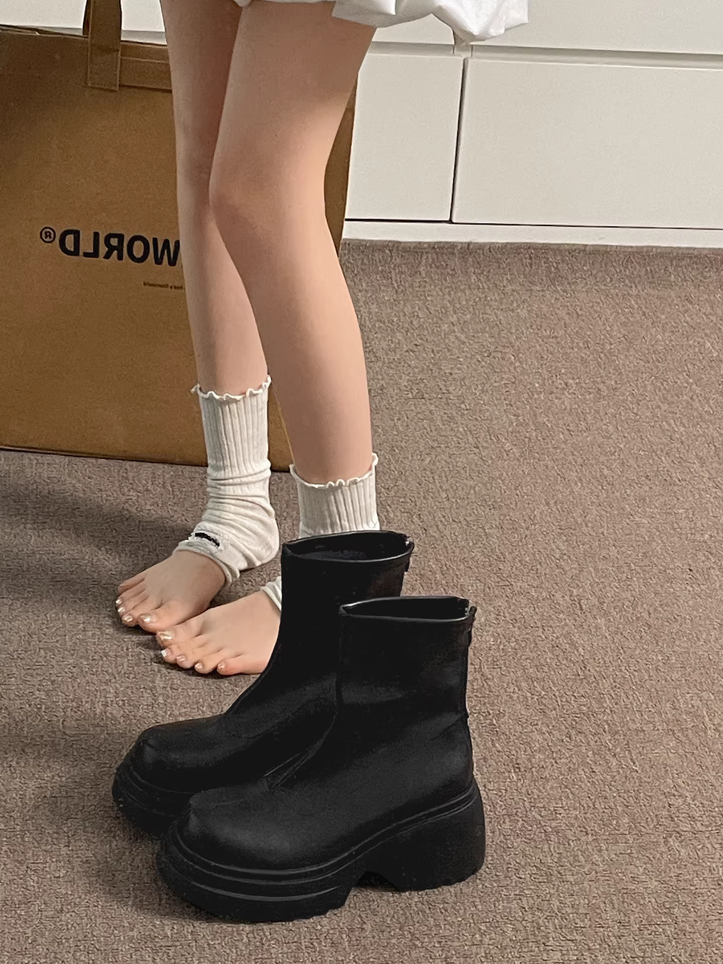 Giày bốt Martin đế dày phong cách retro Anh đen dành cho nữ, kiểu dáng thu đông mới 2025, phối cùng chân váy, tăng chiều cao và tôn dáng, kiểu bốt ngắn.