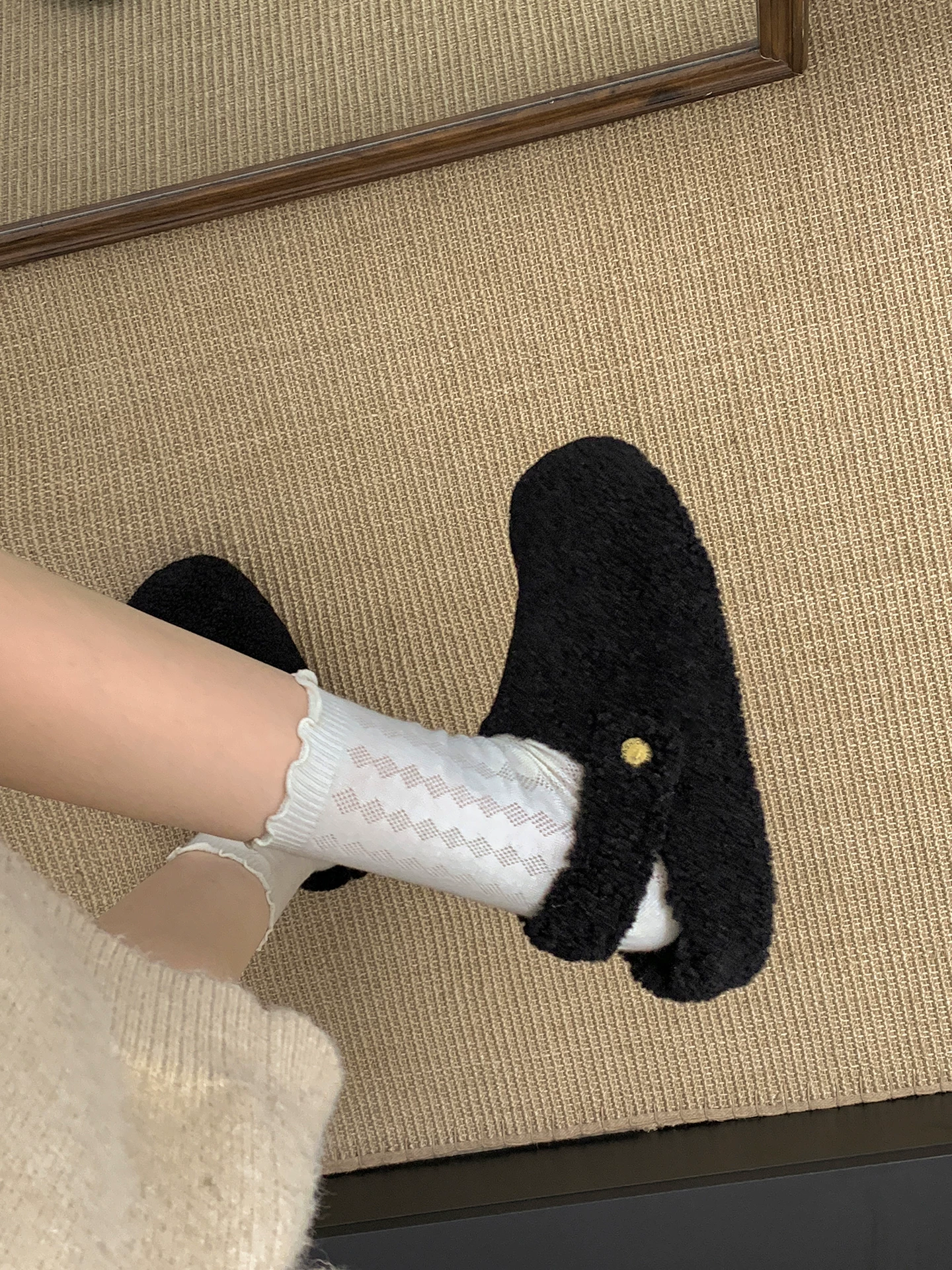 Dép lông dày đế dày Nan Zai Nanbian màu trắng dành cho nữ, thích hợp để mang ngoài trời, dép lông phong cách Birkenstock mới mùa thu năm 2025.