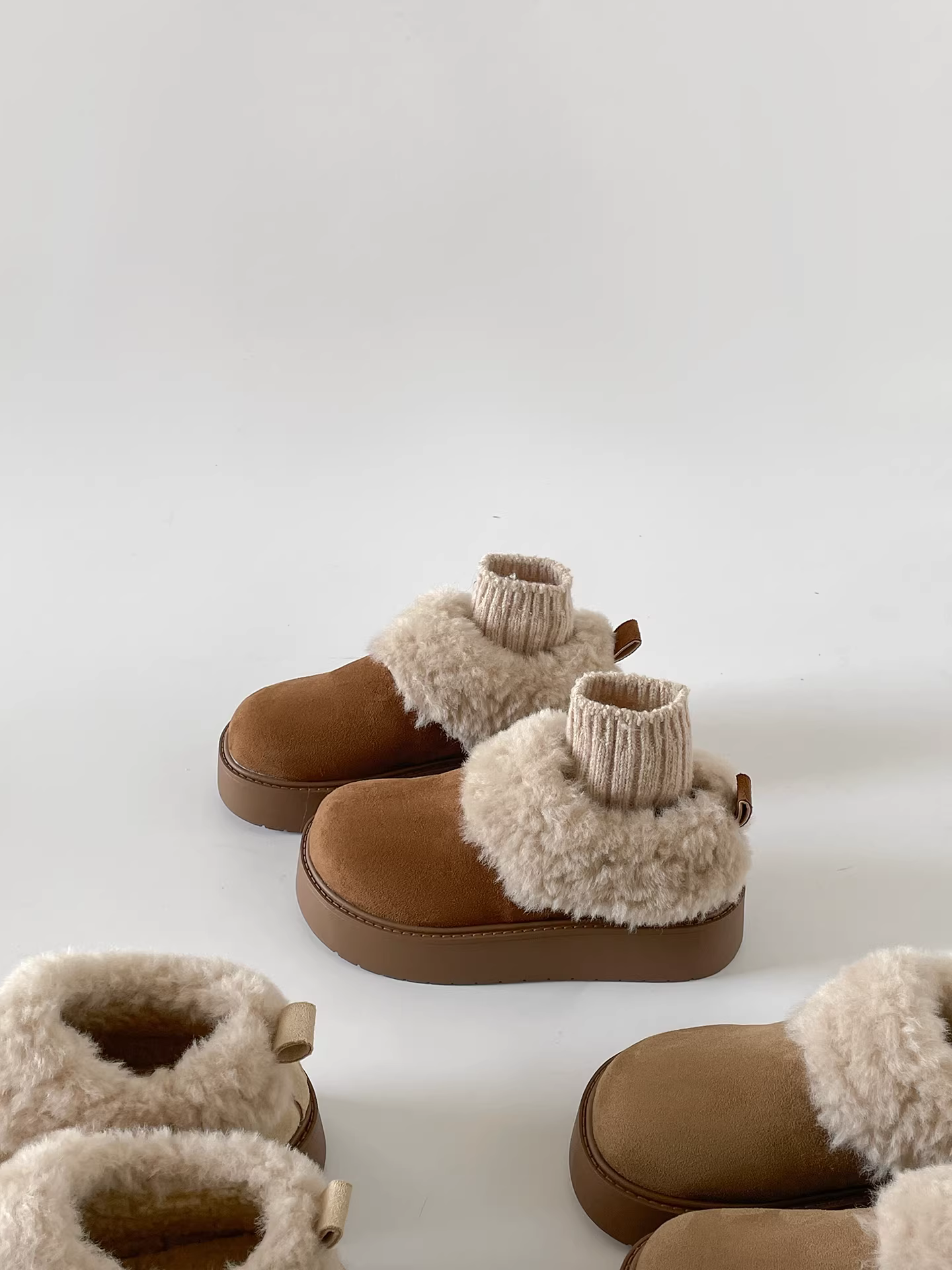 Giày bông lót lông cừu giữ ấm đế dày dành cho nữ 2025, kiểu mới mùa đông, tăng chiều cao, chống trơn trượt, đế mềm dày, kiểu Birkenstock lông xù