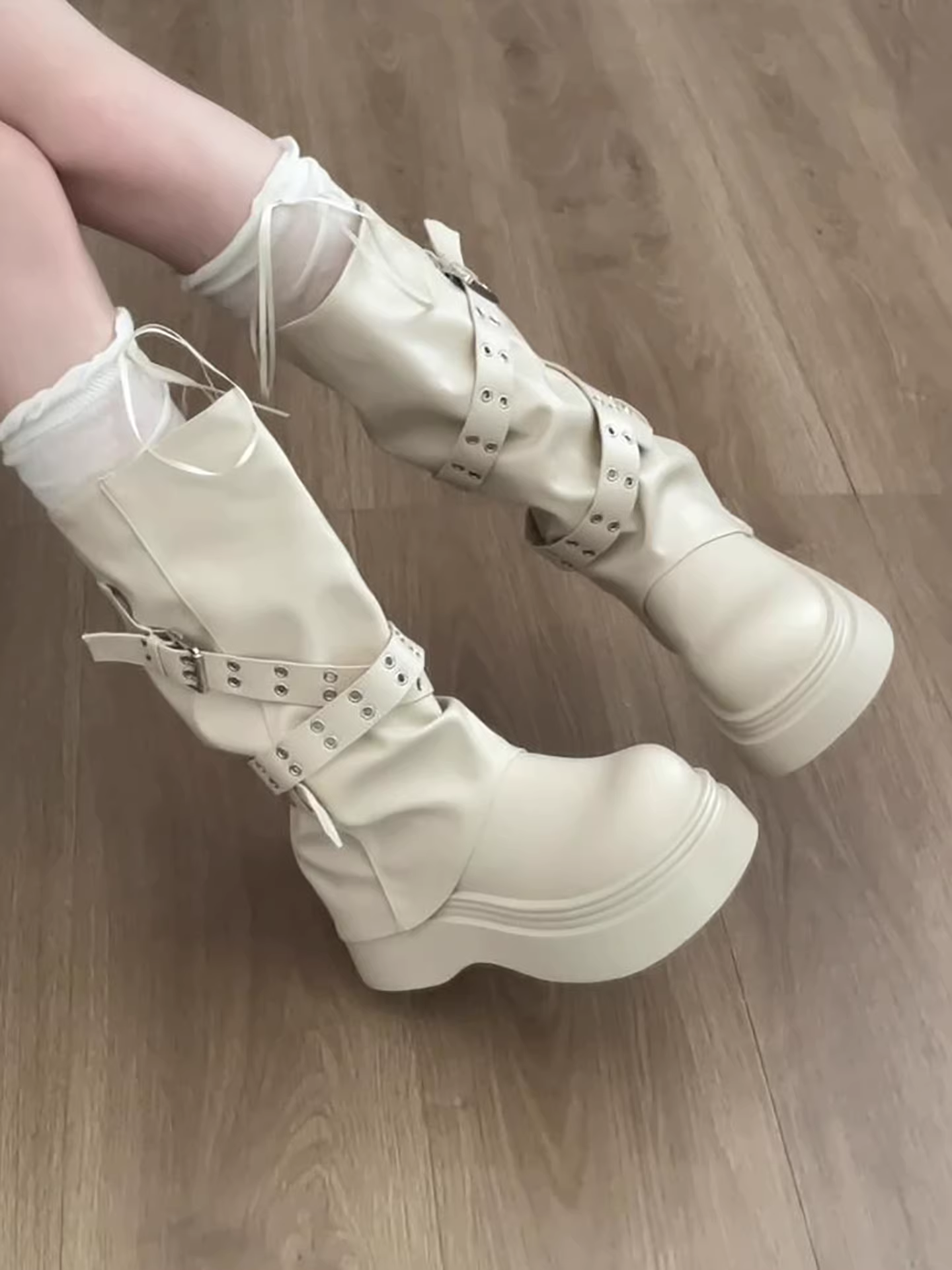 Giày bốt cổ ngắn đế dày phong cách retro Anh quốc màu trắng dành cho nữ, kiểu dáng thu đông 2025 mới, phối cùng chân váy, tăng chiều cao và tôn dáng.