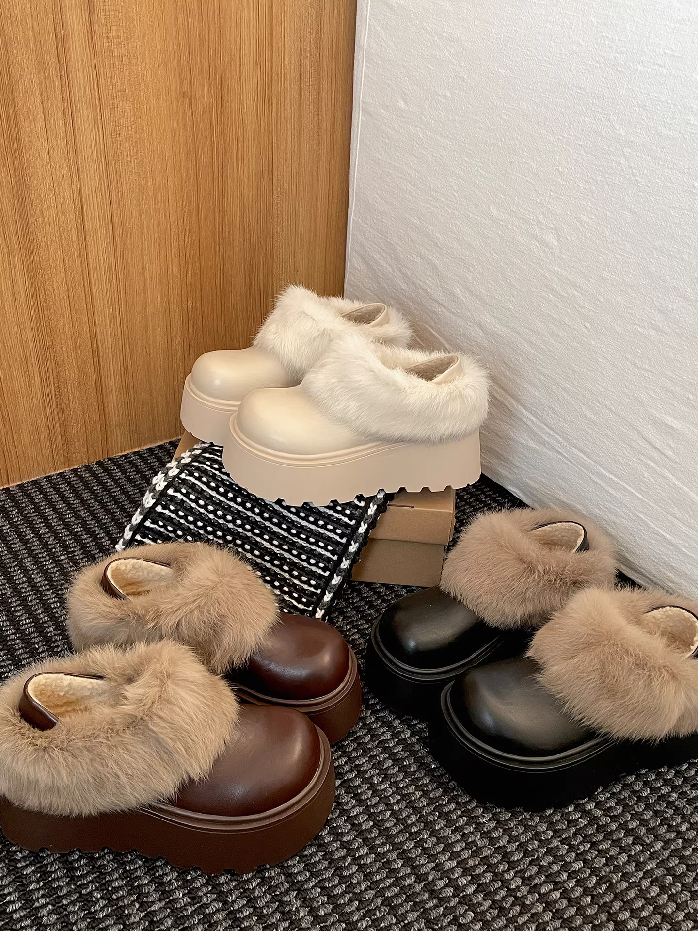 Giày bông cổ điển đế dày lót lông cừu dành cho nữ, mặc ngoài trời mùa đông, kiểu mới 2025, ấm áp, chống trơn trượt, giày Birkenstock lông xù.