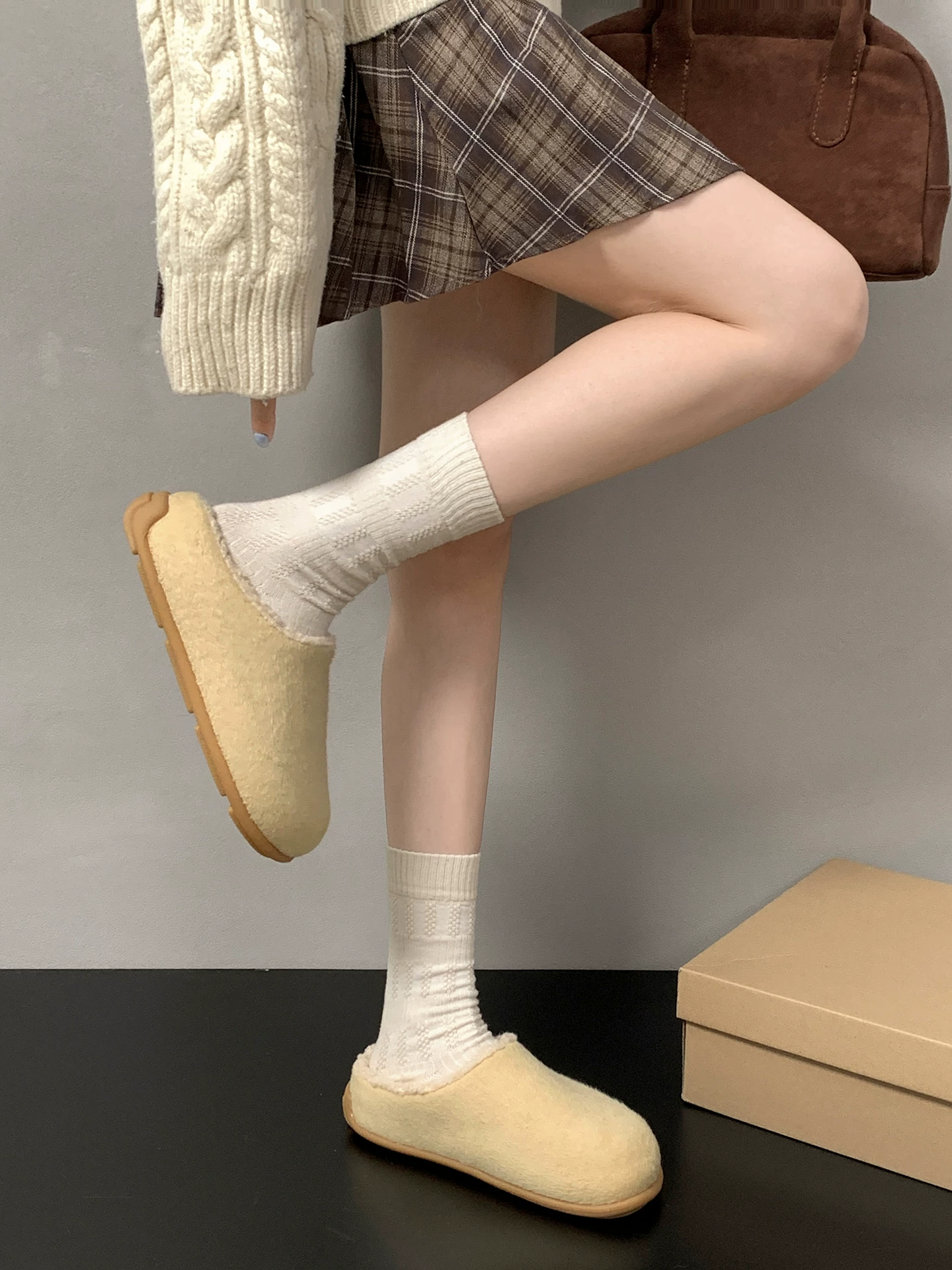 Giày Birkenstock đế dày kiểu Pháp màu hồng dành cho nữ, dép bông giữ ấm mũi kín lót lông mềm mại mùa thu đông 2025 mới.