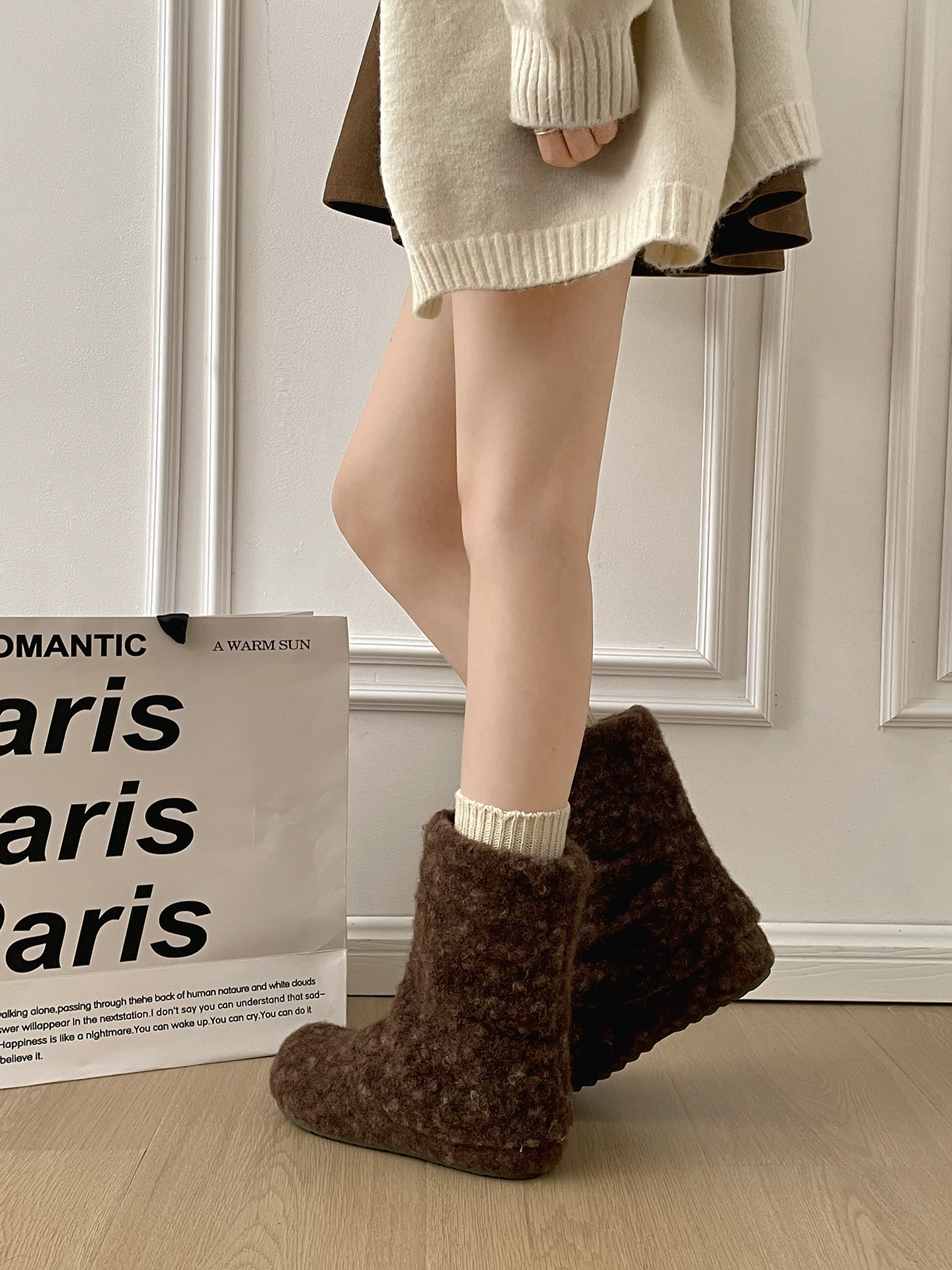 Giày bốt tuyết đế dày cổ điển màu trắng, tăng chiều cao, lót lông cừu dành cho nữ, mẫu mới mùa đông 2025, giày bông ấm áp kiểu Birkenstock.