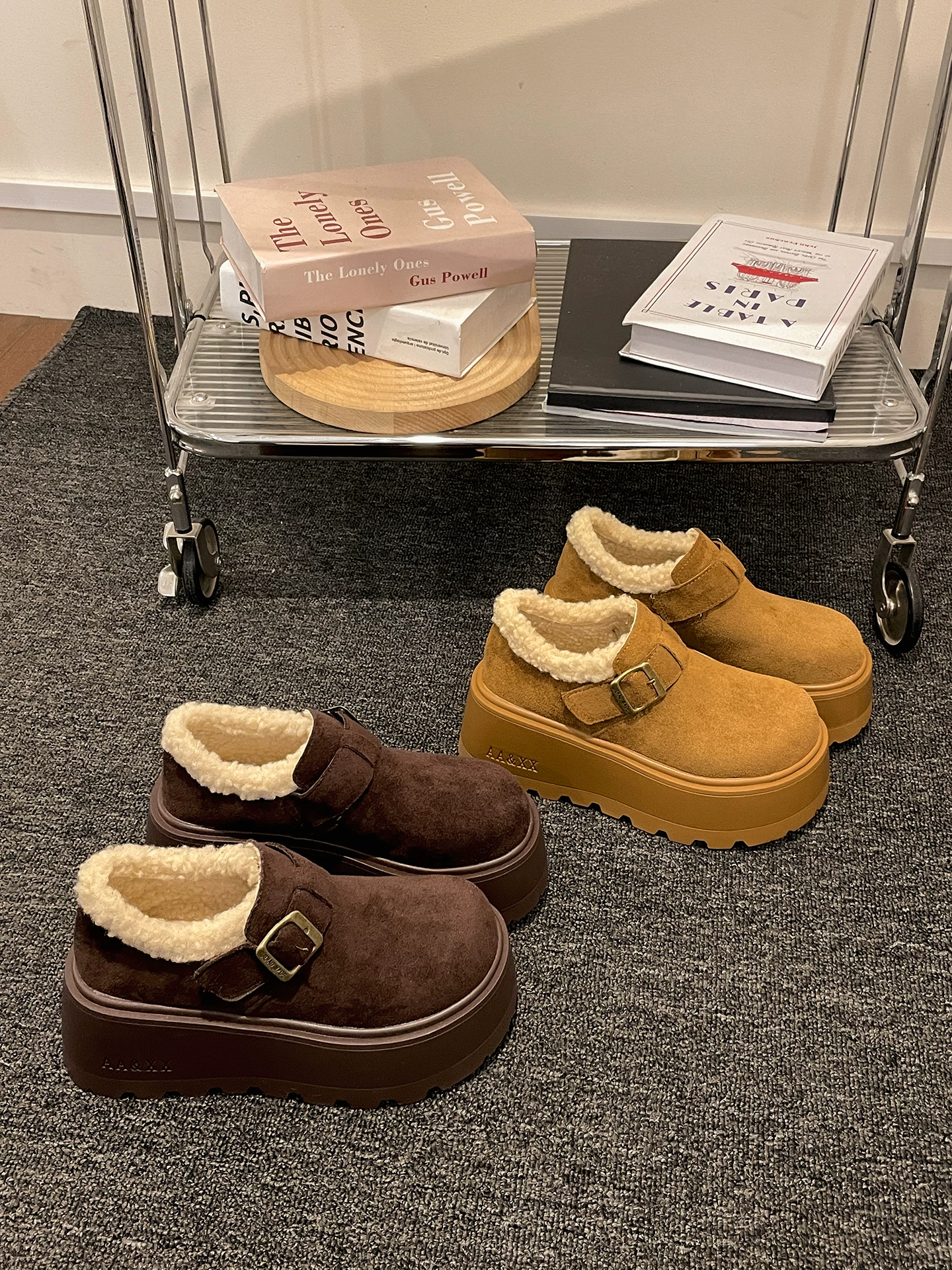 Giày Birkenstock nữ mùa đông 2025 kiểu Pháp cổ điển màu vàng nhạt, đế dày bằng nhung, chất liệu len cotton giữ ấm, chống trơn trượt, kiểu dáng toàn diện.