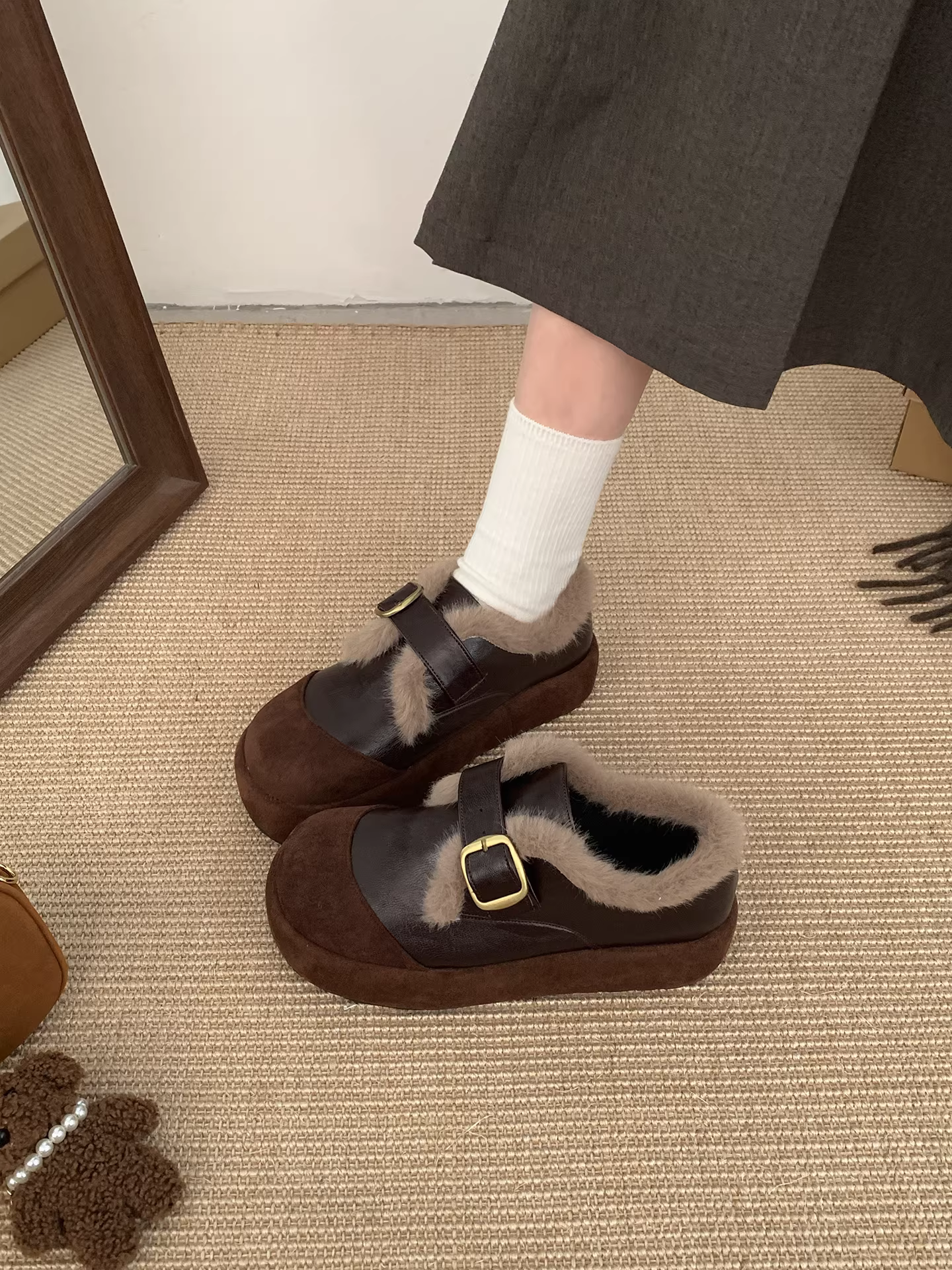 Giày bông đế dày giữ ấm kiểu retro màu nâu dành cho nữ, mặc ngoài trời mùa đông, kiểu dáng mới 2025, giày Birkenstock lông thú tăng chiều cao.