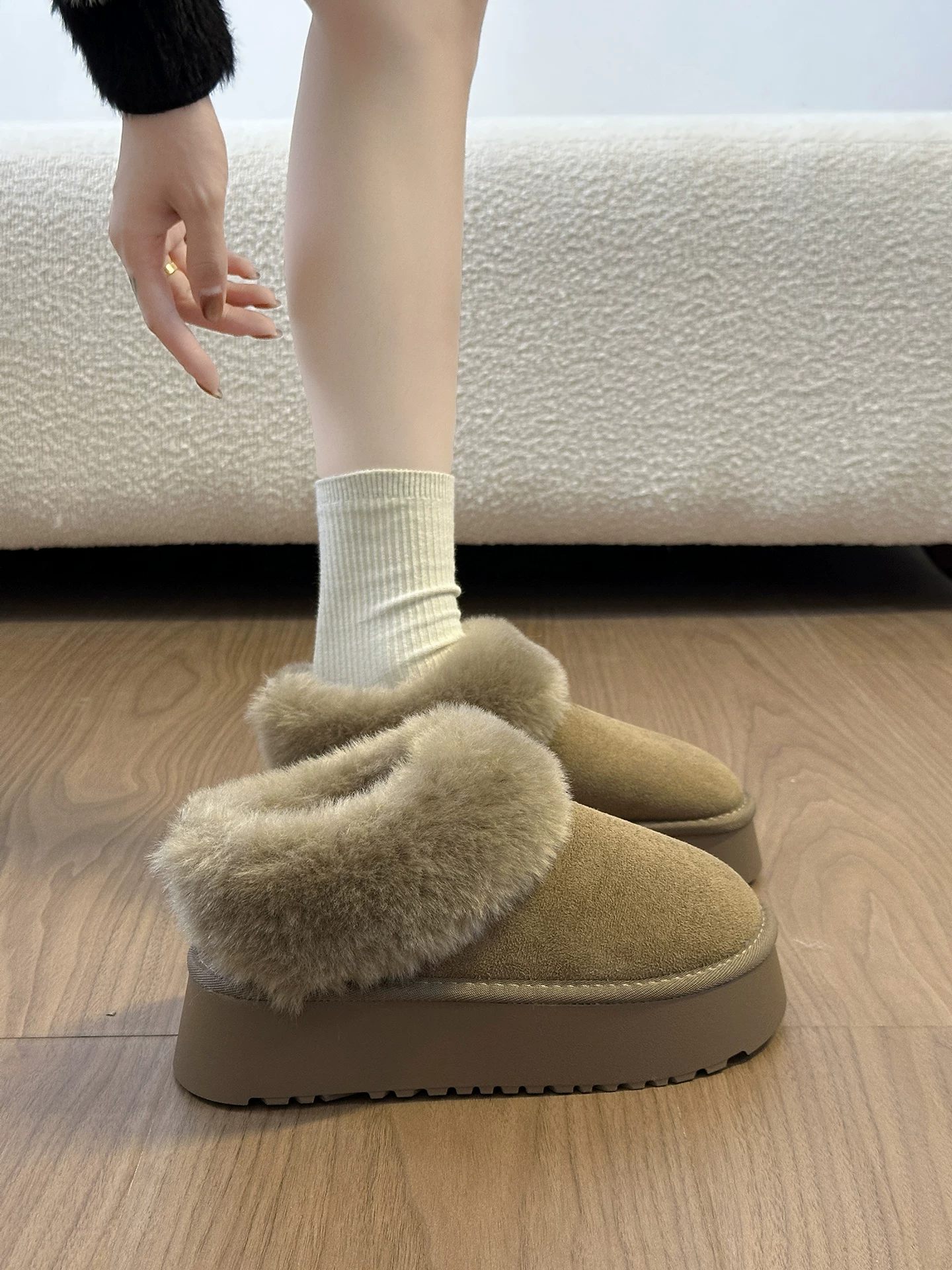 Giày bốt tuyết đế dày kiểu cổ điển màu nâu dành cho nữ, giày bông ấm áp tăng chiều cao mùa đông mới năm 2025.