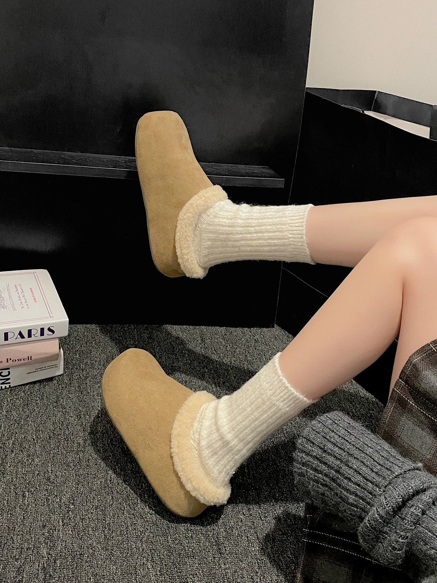 Đôi dép lê nữ kiểu Pháp cổ điển, đế dày, lót lông mềm mại, thích hợp đi ngoài trời, mẫu mới mùa đông 2025, kiểu Birkenstock, chất liệu cotton giữ ấm.