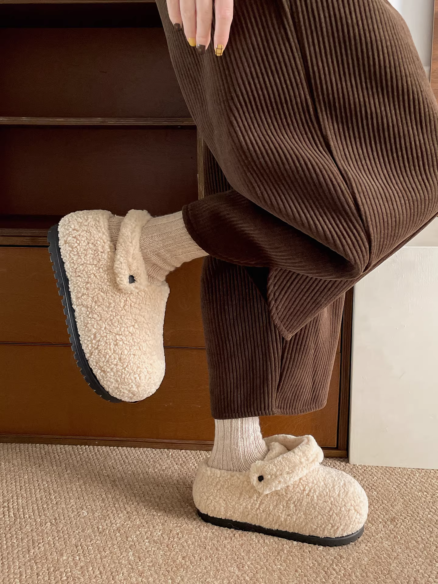 Dép bông retro đen dành cho nữ, mặc ngoài trời mùa đông, kiểu mới 2025, tăng chiều cao, ấm áp, chống trơn trượt, dép bông đa năng.