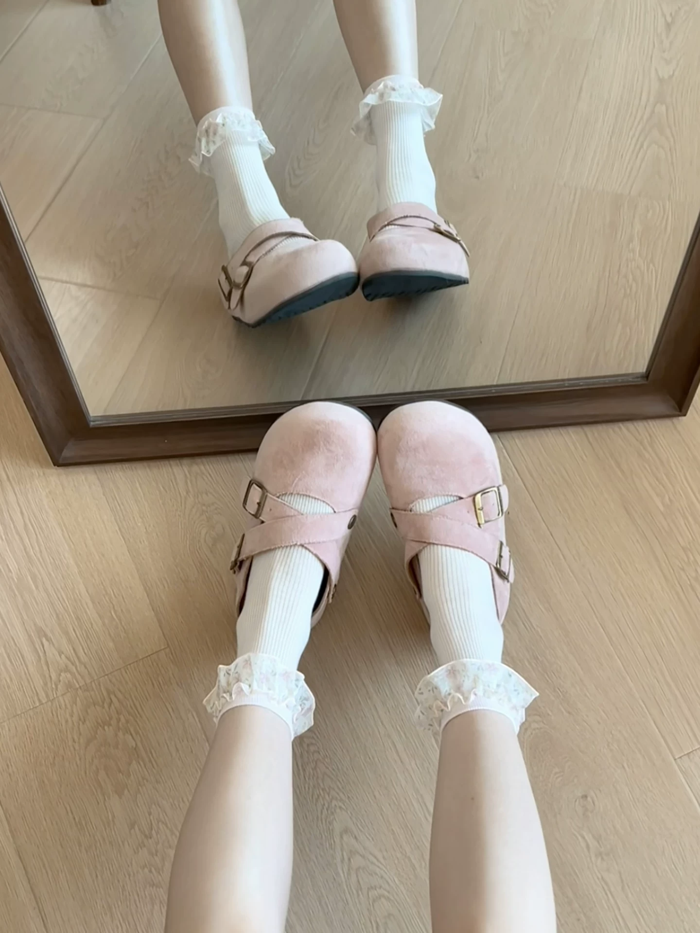 Dép nữ đế dày cổ điển màu hồng thời thượng, áo khoác ngoài mùa thu, kiểu mới 2025, dép Birkenstock nửa kín mũi đa năng phối cùng chân váy