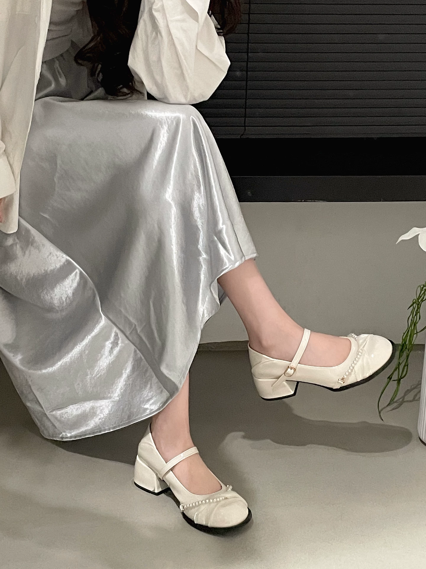 Giày nữ đế dày, mũi tròn, kiểu Pháp, màu trắng, mẫu mới thu 2025, thích hợp phối cùng chân váy, giày Mary Jane đế mềm tăng chiều cao.