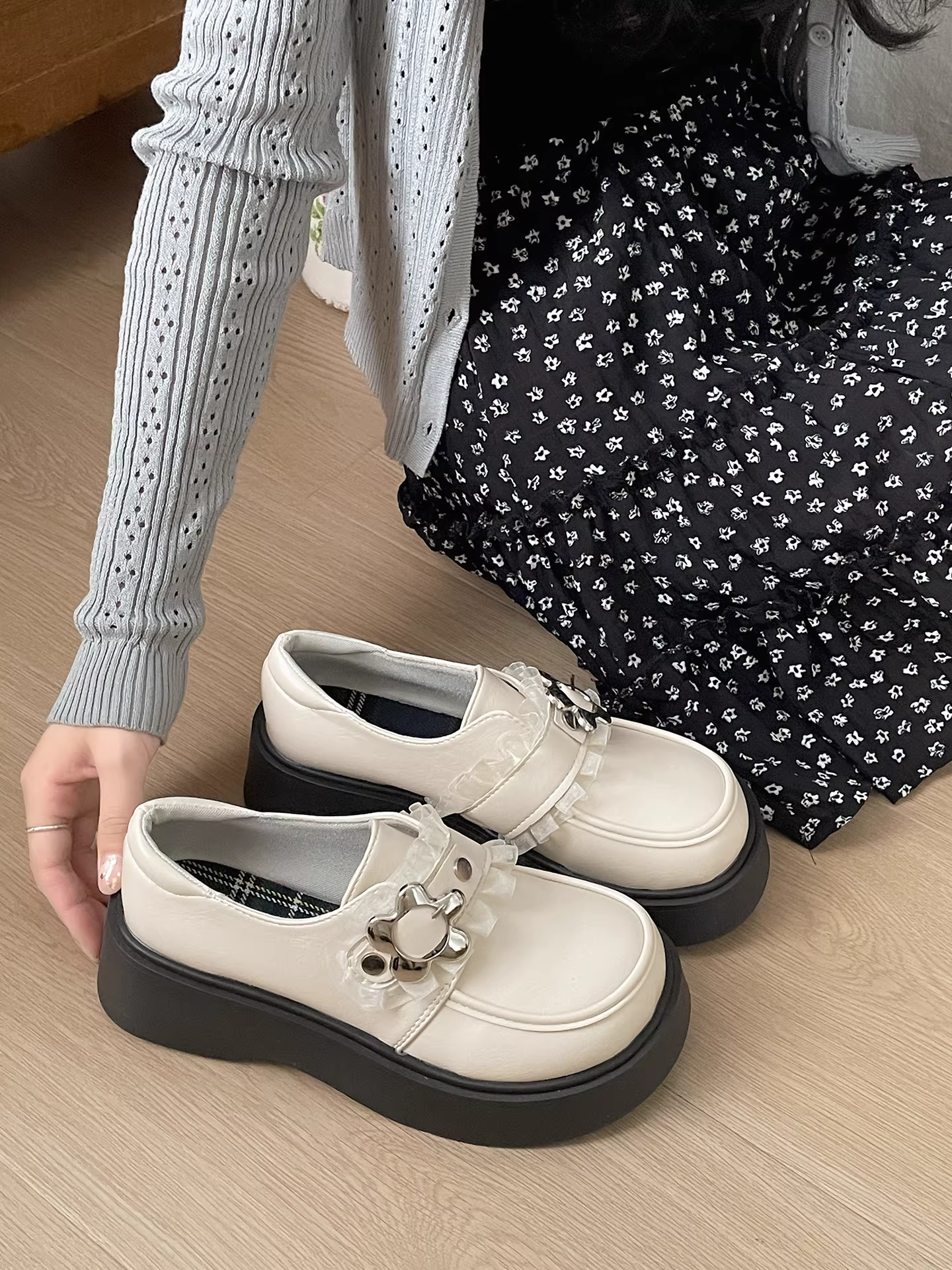 Giày da nữ đế dày kiểu Anh cổ điển màu trắng, tăng chiều cao, kiểu lười đi mùa thu mới 2025, phối cùng chân váy.