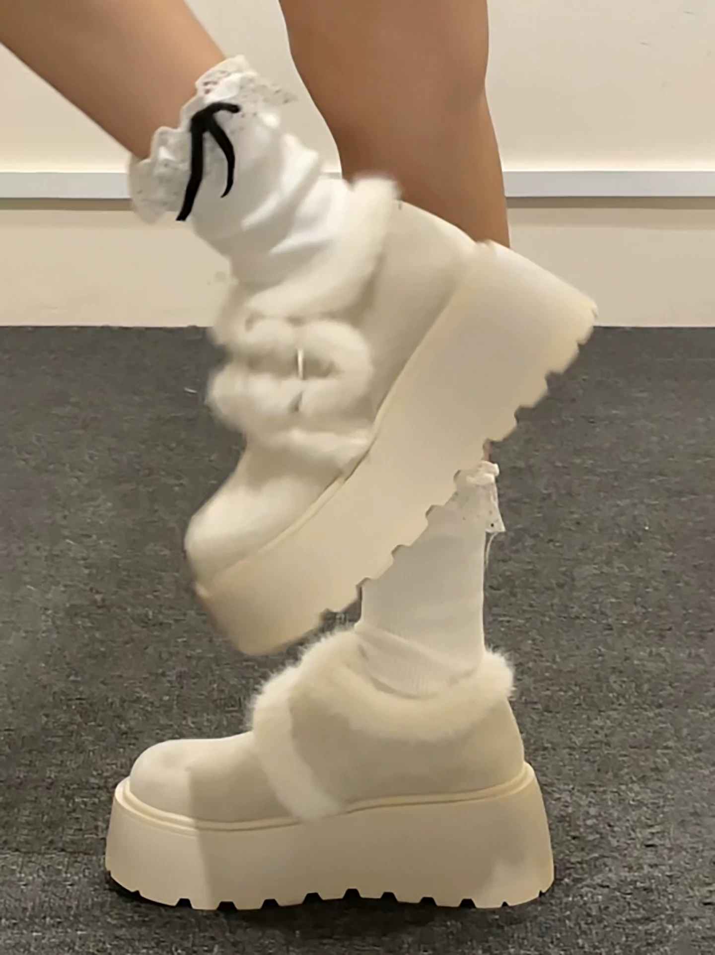 Giày bông đế dày lót lông cừu màu trắng dành cho nữ, mặc ngoài trời mùa đông, giày Birkenstock tăng chiều cao đa năng mới năm 2025.