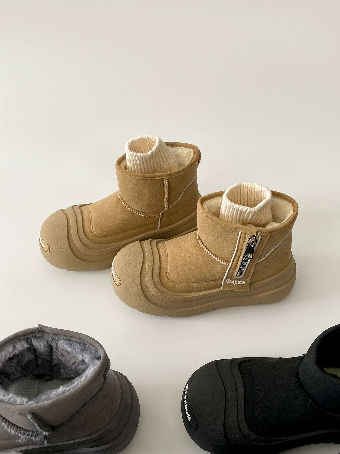 Giày bốt tuyết nữ đế dày chống trơn kiểu retro đen, mẫu mới mùa đông 2025, lót lông cừu, dày dặn, tăng chiều cao, giữ ấm bằng vải cotton